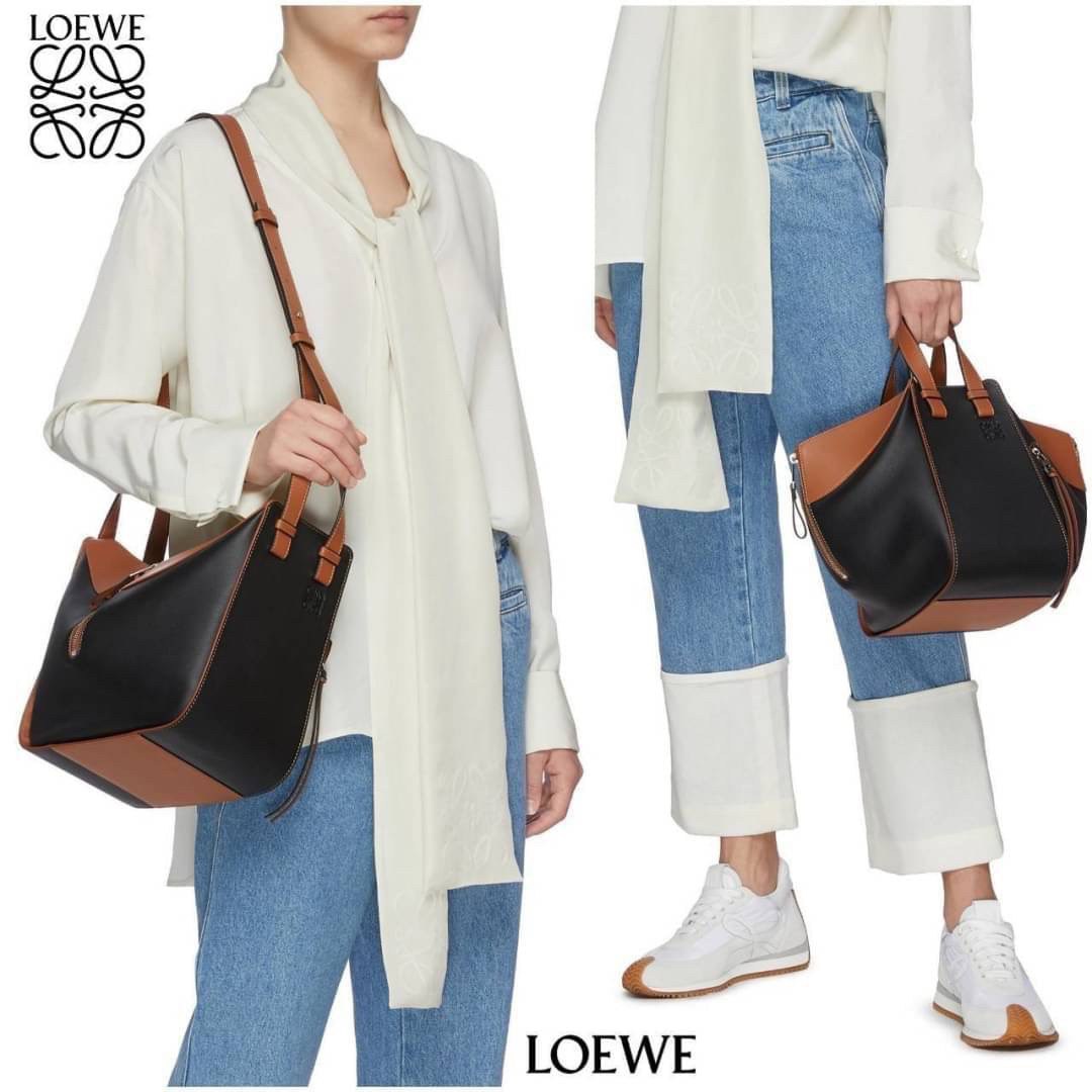 LOEWE HANDLE & SHOULDER BAG VIP GIFT WITH PURCHASE (GWP) กระเป๋าถือหรือสะพายหนังแท้พรีเมี่ยมกิ๊ฟ Limited จาก LOEWE PERFUME DUTYFREE รุ่น Rare items สุดๆวัสดุหนังแท้ Calfskin หนังสวยดีไซน์มีเอกลักษณ์ ใบใหญ่กำลังดี น้ำหนักเบา ด้านข้างมีซิปปรับขยายได้หลายทรง