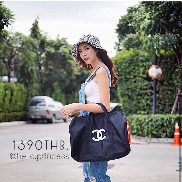 Chanel Duffel / Travel Bag กระเป๋าแบรนด์ Chanel VIP gift Bag ของแท้ 100% ใช้เป็นกระเป๋าเดินทางหรือหิ้วไปฟิตเนส ไปยิม เก๋ๆก็ได้ค่ะ หัวซิปปั้มโลโก้ ด้านในเป็นช่องกว้าง และมีอีกหนึ่งช่องซิป ทำจากผ้าหนาผิวมัน กันน้ำได้ ดูเรียบ แต่หรู มาพร้อมสายยาว ถอดสายได้ ก