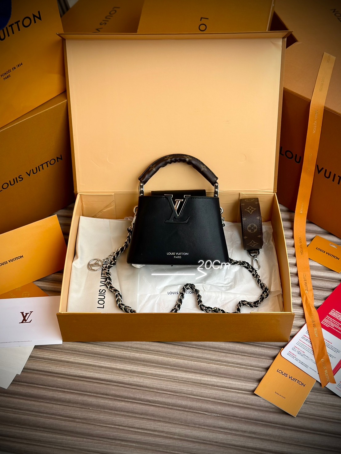 LV Capucines East-West Mini Bag กระเป๋าถือสุดหรู ดีไซน์สวยสีดำคลาสสิค ไซส์มินิดีงามม้ากกกก!! มาพร้อมหูจับในตัว ด้วยรูปทรงวินเทจ ทำให้ไอเท็มนี้สะกดทุกสายตาจริงๆ