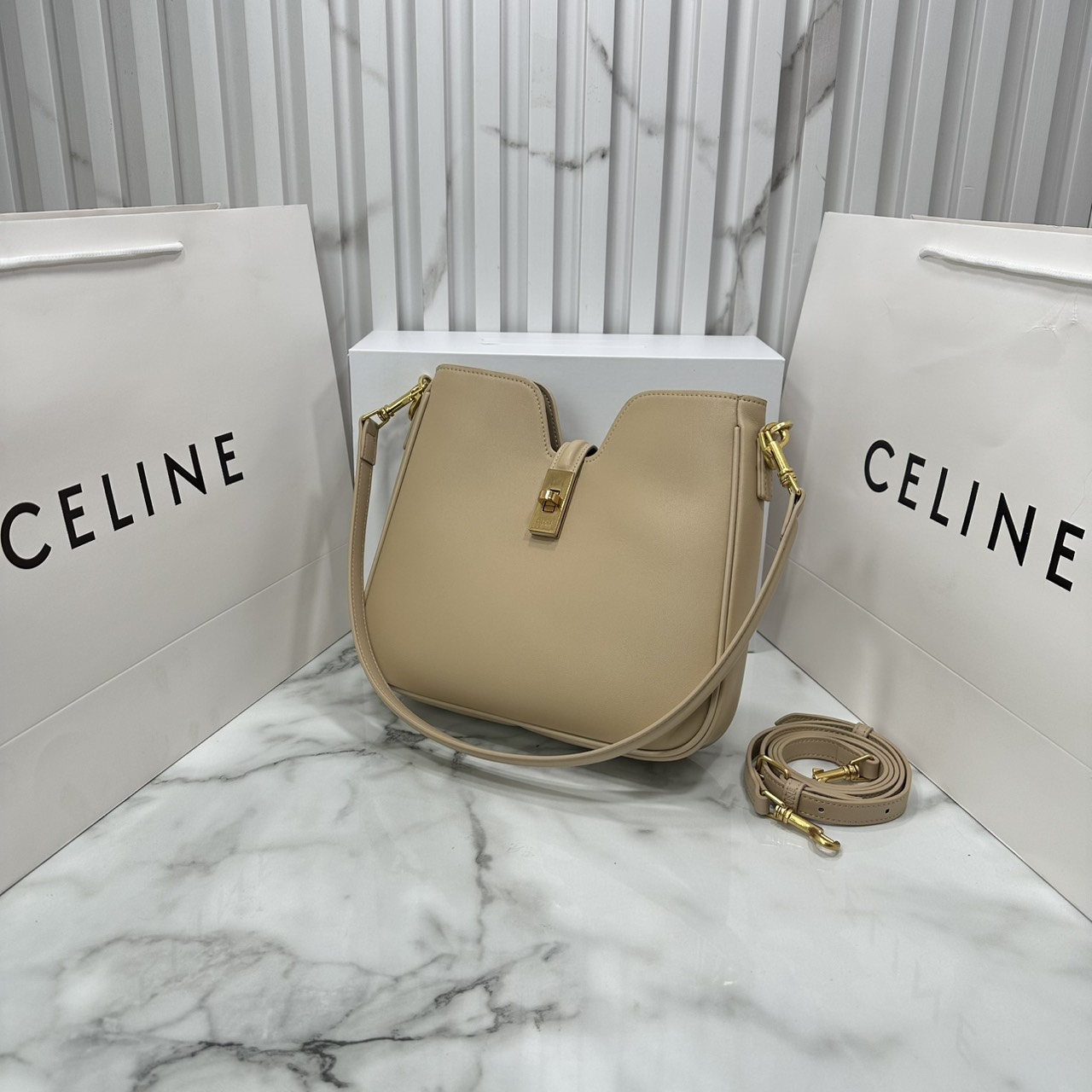 ORI หนังแท้ | CELINE SMALL CAMILLE 16 SOFT BAG IN SMOOTH LEATHER กระเป๋าสะพายรุ่นใหม่ล่าสุดของไลน์ 16 soft รูปทรงแบบโฮโบที่มาพร้อมดีไซน์ที่ใช้งานได้จริง หรูหราและโดดเด่น ฝาพับหนังกับตัวปิดแบบ Turnlock สีทองรูปทรงคล้ายอัญมณี
