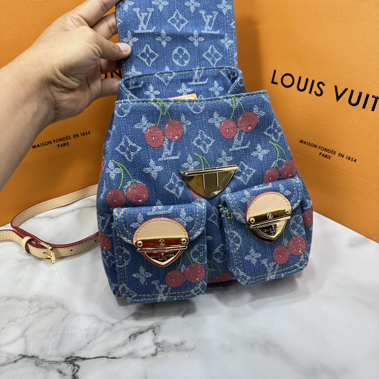 ORI หนังแท้ | LV x TM - Venice NM bag Monogram cherry denim กระเป๋าเป้สะพายหลังรุ่น Venice ดีไซน์ใหม่มีชีวิตชีวา แสนสดใสด้วย Monogram เดนิมแต่งดีเทลปักลายเชอร์รี่โดดเด่นสะท้อนความงามเปี่ยมสีสันอันเป็นเอกลักษณ์