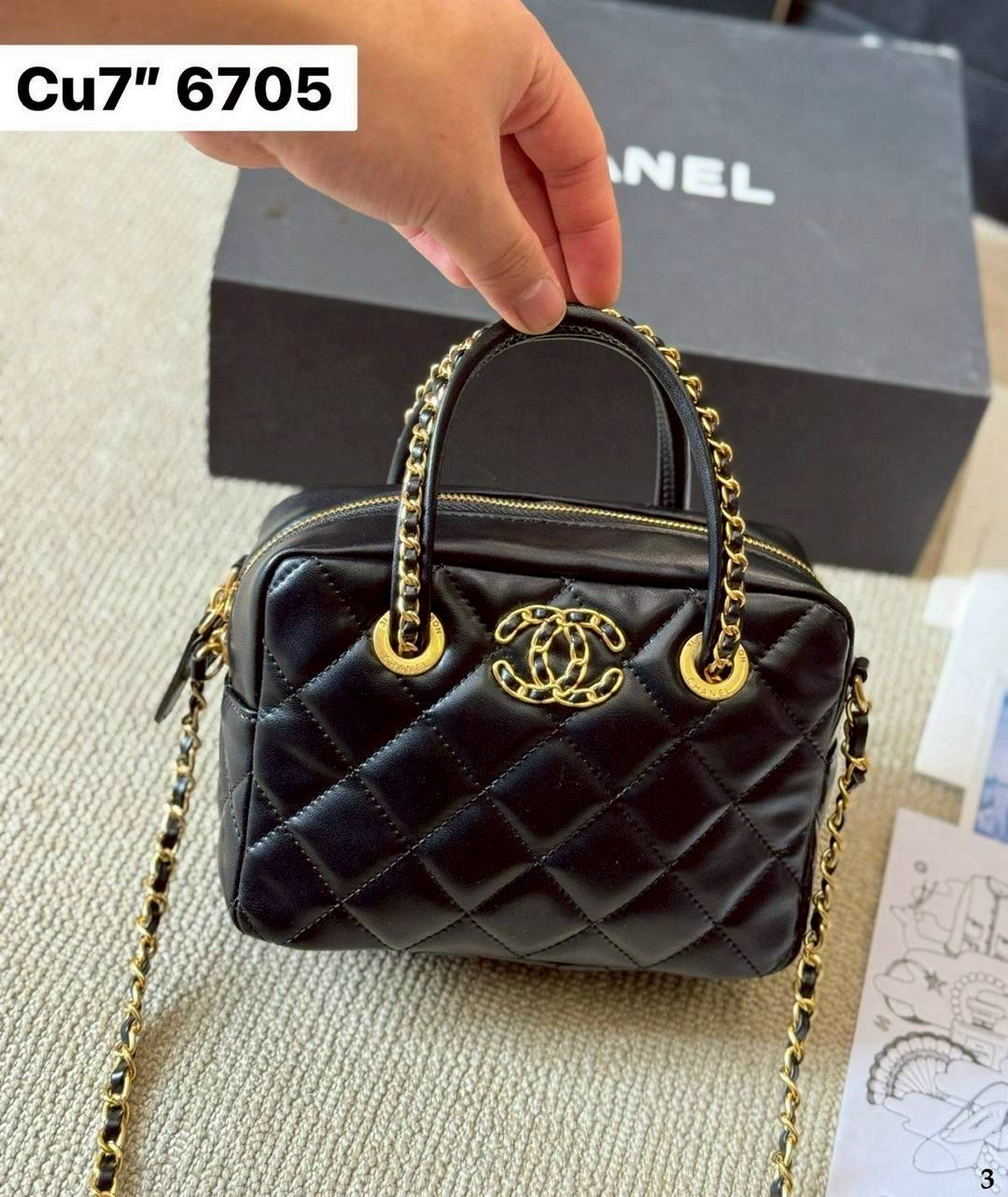 Chanel 25C Mini Bowling Bag กระเป๋าสะพายไซส์มินิน่ารักและสุดลัคชู หรูหราเกินเรื่อง โทนสีดำคลาสสิก พร้อมหูจับร้อยโซ่สีทอง ขนาดกำลังสวย รูปทรงคลาสสิคใช้งานได้สะดวก