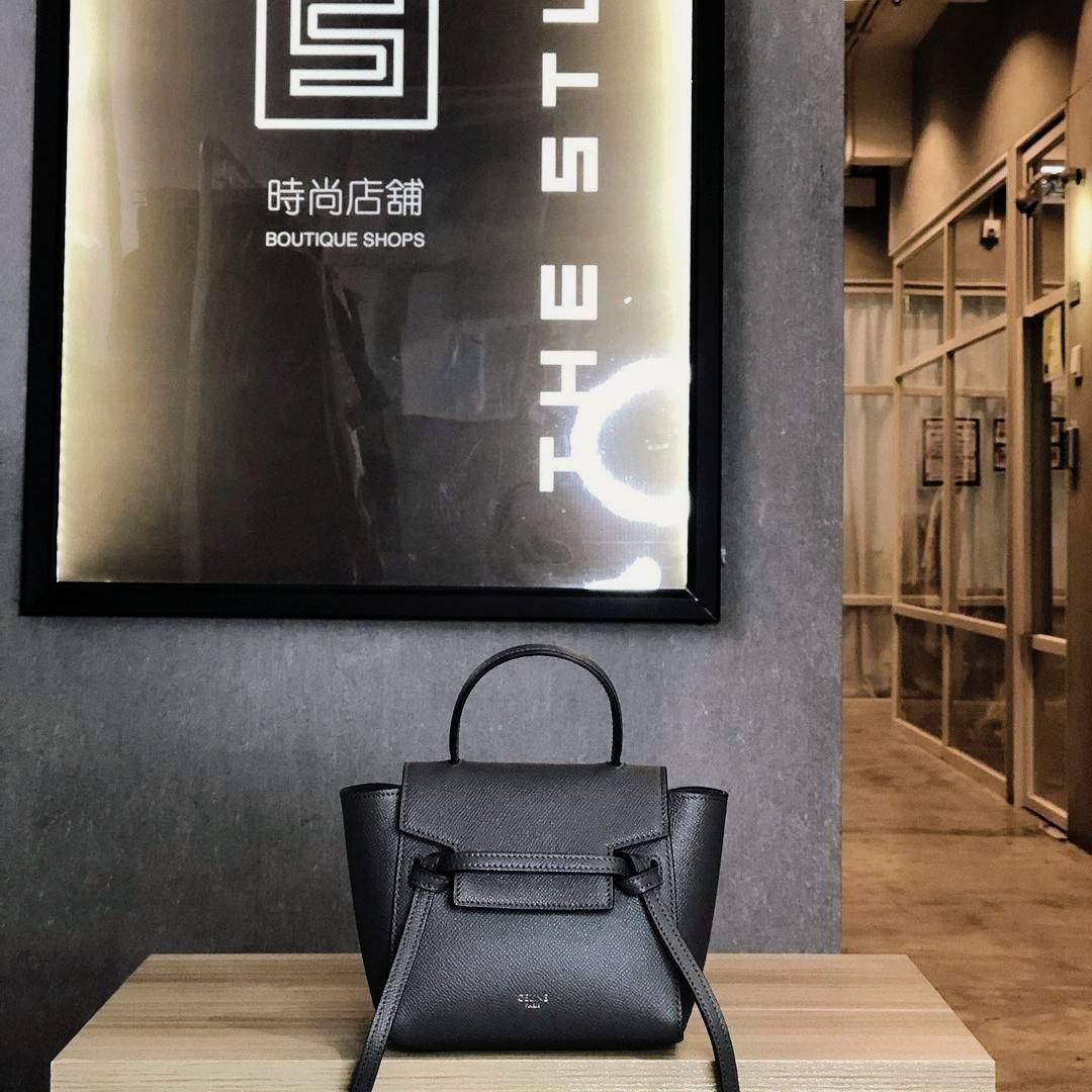 CELINE HANDLE AND CROSSBODY BAG VIP GIFT WITH PURCHASE (GWP) กระเป๋าถือและสะพายพรีเมี่ยมกิ๊ฟ Limited Edition จาก CELINE HAUTE PARFUME DUTYFREE COUNTER หนัง Saffiano ดีไซน์ยอดนิยมหนังสวยอยู่ทรงดูแลรักษาง่าย เปิดปิดด้วยฝาปิด Belt ด้านหน้ามีโลโก้แบรนด์ภายในโ