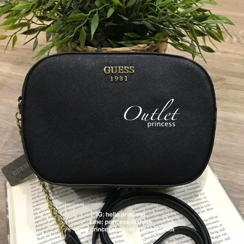 GUESS SAFFIANO SLING BAG กระเป๋าถือหรือสะพายจาก GUESS FACTORY หนัง Saffiano สวยอยู่ทรงขนาดมินิกำลังน่ารัก ด้านหน้าประดับโลโก้แบรนด์อะไหล่เงิน เปิดปิดด้วยซิปสะดวกใช้ ภายในมีโลโก้สามารถใส่มือถือiphone8+ ของจุกจิกได้ มาพร้อมสายสะพายโซ่ต่อหนังปรับไม่ได้ Cross