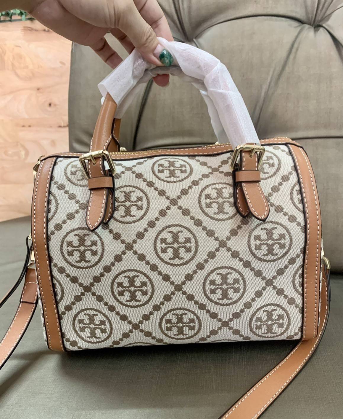 mini TORY BURCH FACTORY MONOGRAM JACQUARD BOSTON BAG กระเป๋าทรงหมอนรุ่นใหม่ล่าสุดจาก TORY BURCH FACTORY วัสดุ Woven Jacquard & Leather ในลาย Jacquard จะถือหรือสะพายก็สวยหรู ทรง Boston อะไหล่ทอง