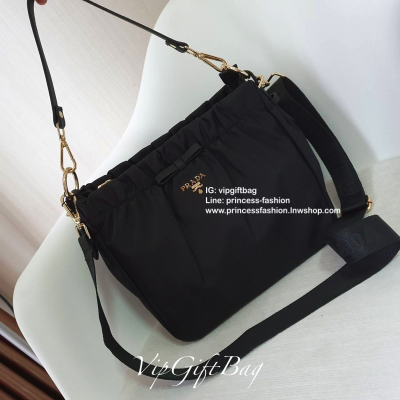 Prada nylon รุ่น Limited edition **กระเป๋าทรงน่ารัก จับจีบปากกระเป๋า ดีมาก วัสดุผ้าNyonกันน้ำ ตามแบบฉบับแบรนด์ เปิด/ปิดด้วยซิป ภายในเย็บติดป้ายหนังแบรนด์ มีช่องซิปเล็ก1 สามารถใส่ของจุกกจิกได้ สามารถใส่IPad mimiได้ มีช่องซิปเล็ก1ช่อง มาพร้อมสายหนังสั้นคล้อ