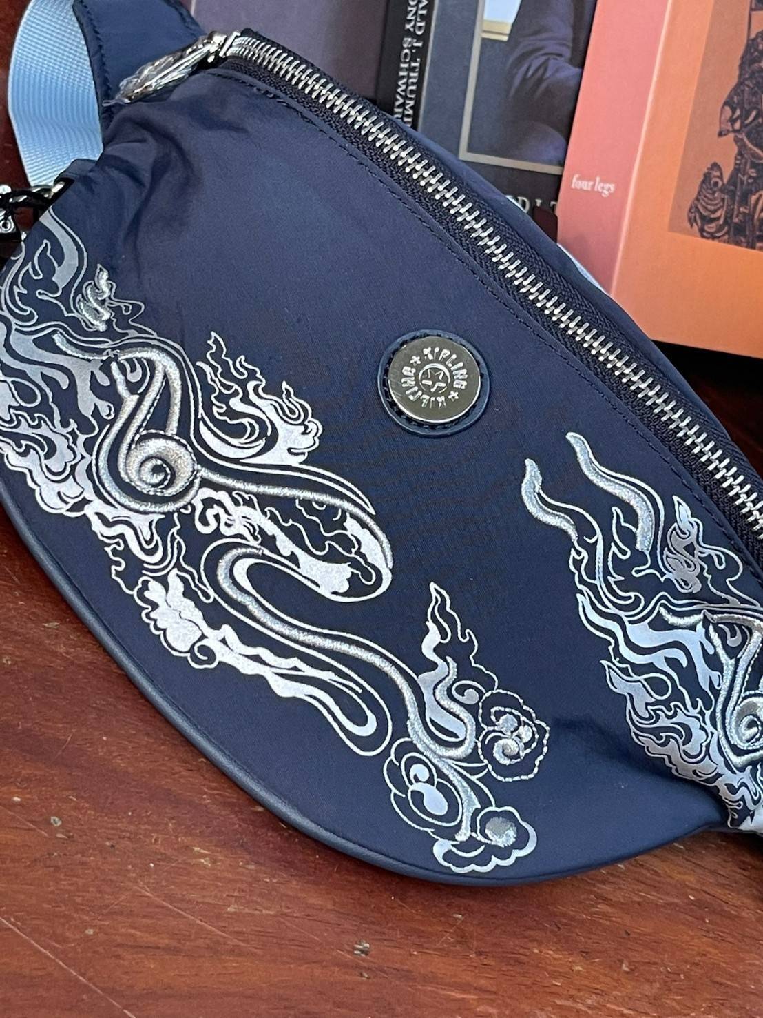 KIPLING X YONGLE PALACE COLLECTION รุ่น FRESH CROSSBODY BAGS กระเป๋าคาดอกรุ่นนี้เป็นการเฉลิมฉลองพระราชวังที่มีประวัติอันแสนยาวนานนับร้อยๆปีจากประเทศจีน ด้วยลวดลายด้านหน้าที่ออกแบบมาอย่างเป็นเอกลักษณ์สวยงามมีมนต์ขลัง ขนาดของกระเป๋าคาดอกใบนี้ทำให้คุณรู้สึกค