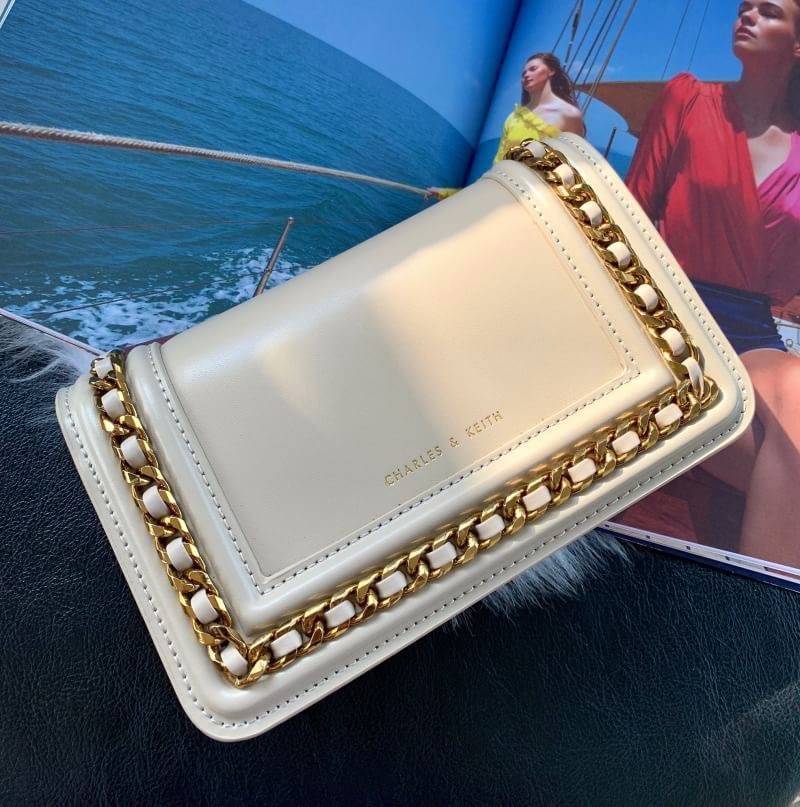 Charles&Keith Chain detail Clutch Best sellwr กระเป๋าสะพาย เป็นทรง crossbody หรือถอดสายถือเป็นคลัชท์ได้ มีดีเทลโซ่ร้อยหนังรอบใบ อะไหล่ทอง เปิดปิดด้วยกระดุมแม่เหล็ก ภายในมีช่องซิป ช่องเสียบบัตร และช่องใหญ่ใส่มือถือได้ทุกรุ่น พร้อมสาย สะพายแบบโซ่ต่อหนัง ถอด