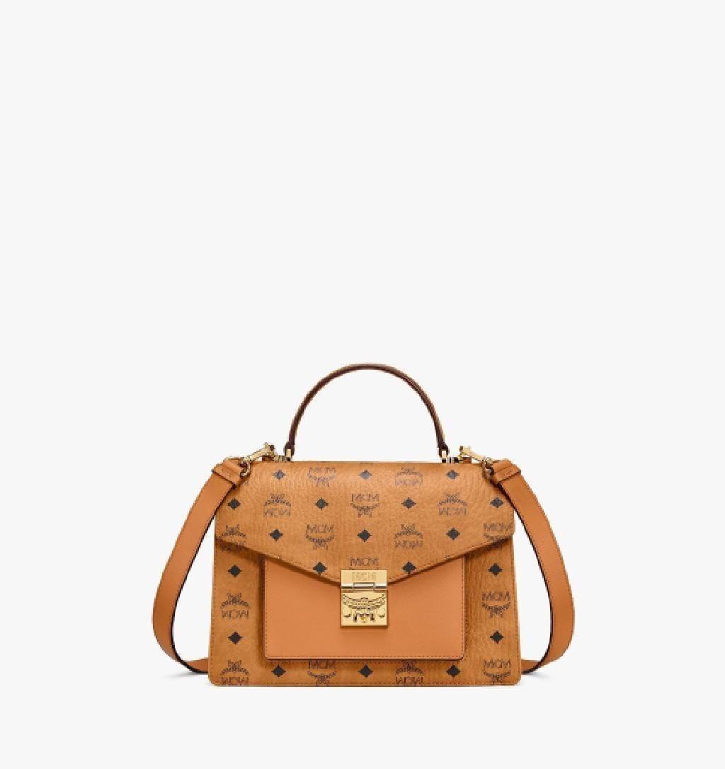 M.C.M MEDIUM PATRICIA SATCHEL IN VISETOS ไซส์กลางมาให้จับต้องแล้วจ้า!! รุ่นที่สาวๆต่างถามหา!! ต้องไอเท็มนี้เลย กระเป๋าถือ/สะพาย ทรงสวยหรู เหมาะกับทุกๆโอกาส ดีไซน์ออกมากึ่งเป็นทางการ แต่ใช้งานได้ทุกสไตล์ วัสดุหนังแคนวาสคุณภาพดีสลับหนังแท้ เปิด-ปิดด้วยตัวกด