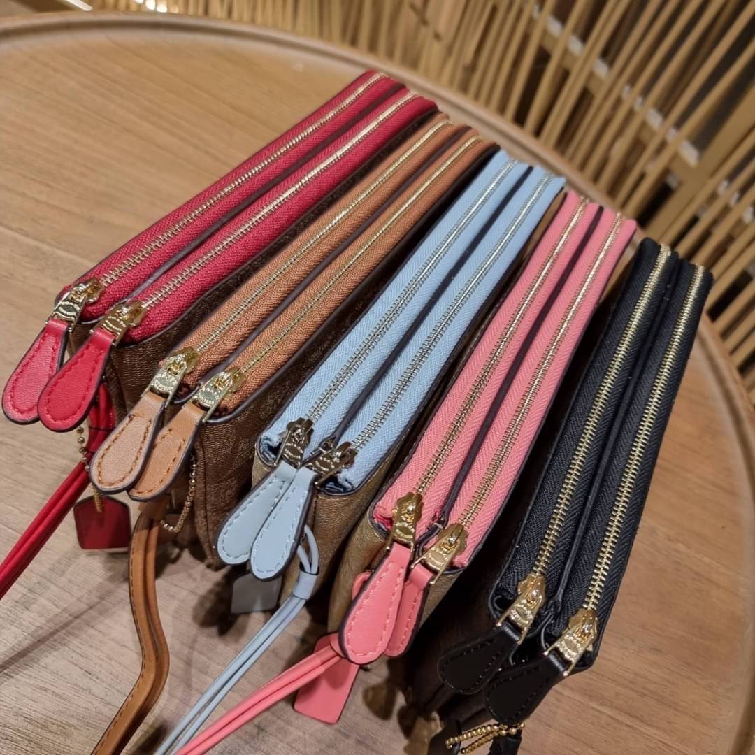 COACH F54057 DOUBLE ZIP WALLET IN SIGNATURE กระเป๋าคล้องมือ size L ใบนี้ใส่มือถือได้ทุกรุ่น ขนาดกำลังดี พกพาสะดวกมากๆ วัสดุหนังสังเคราะห์ ภายในเป็นผ้าสีสวยคม ใส่ธนบัตร ใส่บัตรได้เยอะ ใส่มือถือได้สบายๆทุกรุ่น ตอบโจทย์สาวๆที่ไม่ชอบพกเยอะวุ่นวายจ้า ใบนี้เอาอ