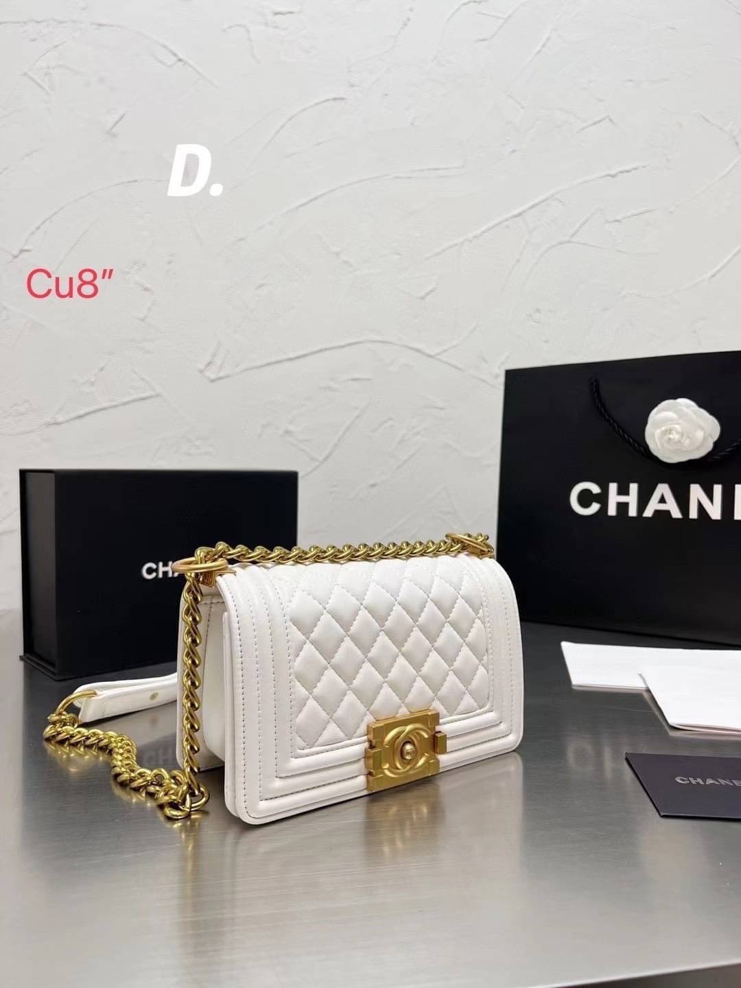 CHANEL BOY 8" กระเป๋าสะพายทรงคลาสสิค มีงานหนังเรียบ และหนังคาเวียร์ อะไหล่เงิน/ทอง ตามรูป สวยหรูมาแต่ไกล สามารถสะพายออกงานได้หลายโอกาส สวยงามไม่ผิดหวังค่ะ