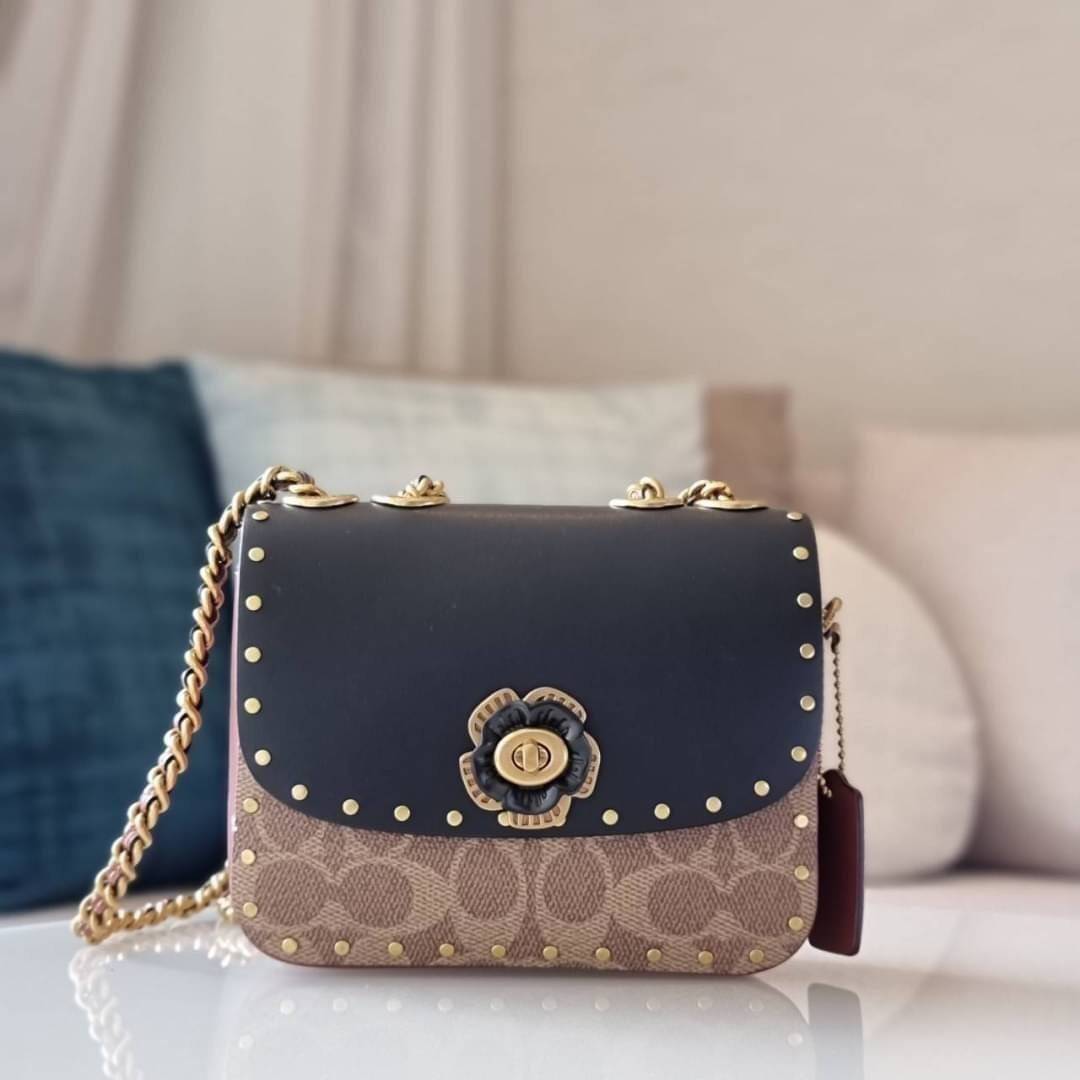 COACH C2462 MADISON SHOULDER BAG 16 IN SIGNATURE CANVAS WITH RIVETS (B4NQ4) กระเป๋าสะพายข้าง ไซส์กะทัดรัด พกพาง่าย น้ำหนักเบา ดีไซน์สวย โดดเด่นด้วยตัวล็อครูปดอกไม้ สีสันตกแต่งตัดกันกับลายซีอย่างลงตัว วัสดุหนังแคนวาสเคลือบลาย ภายในแบ่งสัดส่วนให้อย่างดี มาพ