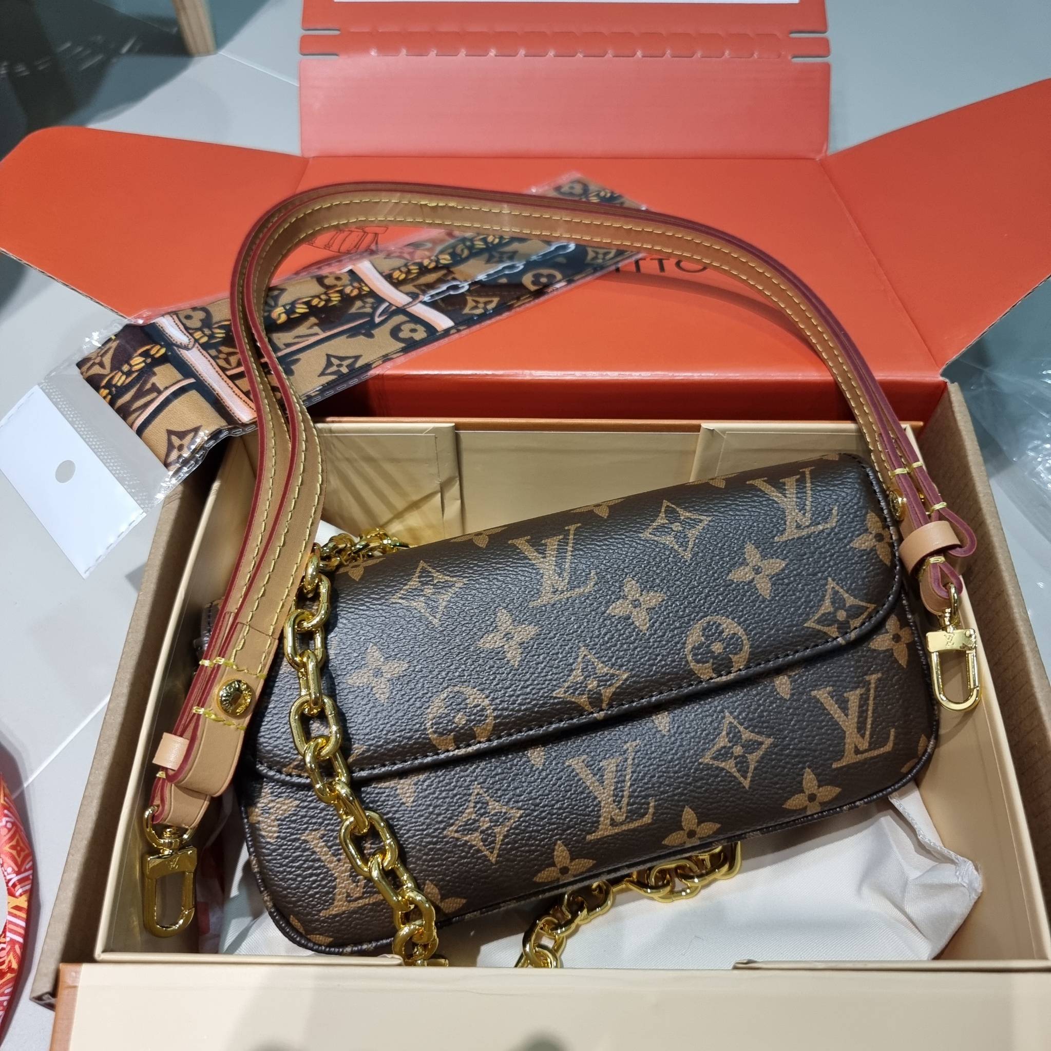 LV IVY WALLET ON CHAIN กระเป๋าสะพายกึ่งกระเป๋าสตางค์ รุ่นยอดนิยม สุดคุ้มด้วยลูกเล่นที่หลากหลาย สายสะพาย 2 เส้น สะพายไหล่และสะพายข้าง