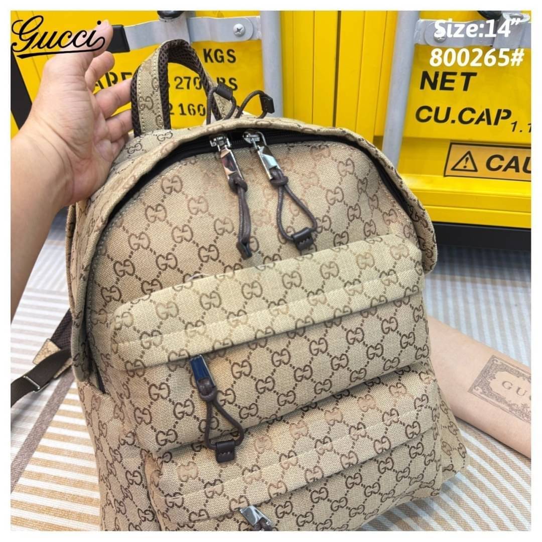 GUCCI Medium backpack with GG logo กระเป๋าเป้รุ่นใหม่เปิดตัวบนรันเวย์ Fall Winter 2024 รูปทรงผสมผสานความเรียบหรูและสปอร์ต พื้นหลังแต่งลายนูนพร้อมซับหลัง สะพายได้นานรับน้ำหนักได้ดี