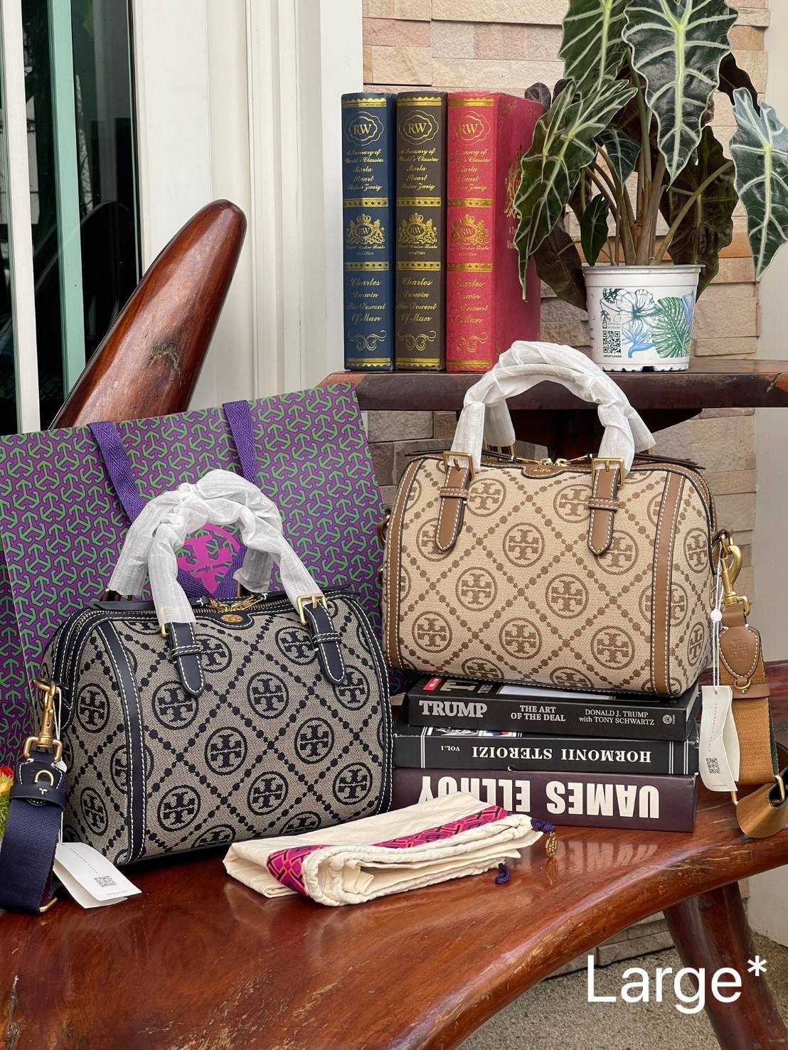 Large: Tory burch T Monograme Jacquaed Duffle เป็นทรงกระเป๋าที่มีความฮอตฮิตตลอดกาล ด้วยรูปทรงคลาสสิคและเหมาะใช้งานเข้ากับทุกสถานการณ์ ไม่ว่าจะเป็นกระเป๋าสะพายไหล่ เพิ่มความคล่องตัวและเข้าได้กับทุกลุค ไม่ว่าจะเป็นวันสบายๆ หรือวันที่ต้องออกไปทำกิจกรรมลุยๆ ห