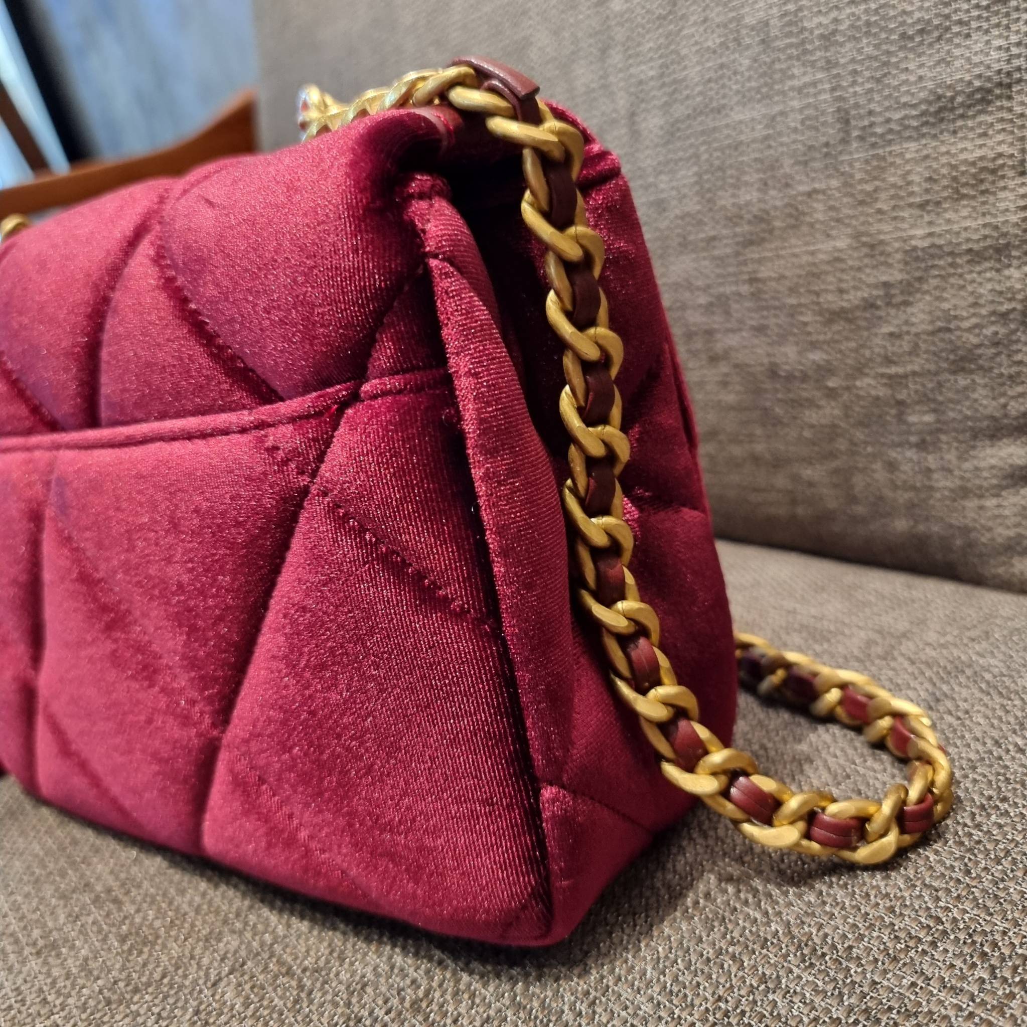 ไม่มองไม่เหลียวไม่ได้แล้ว!! ความหรูที่โดดเด่นจากผ้ากำมะหยี่ สร้างดีเทลผู้ดี ลูกคุณมากๆ Chanel vip boutique กระเป๋าสะพายจาก duty free ในราคาสุดประหยัด!! ดีไซน์เลิศ ตกแต่งด้วยโซ่ทูโทน ลงตัวแบบไม่มีที่ติ เปิด-ปิดด้วยตัวบิดล็อค ภายในโล่งกว้าง ใส่กระเป๋าสตางค์