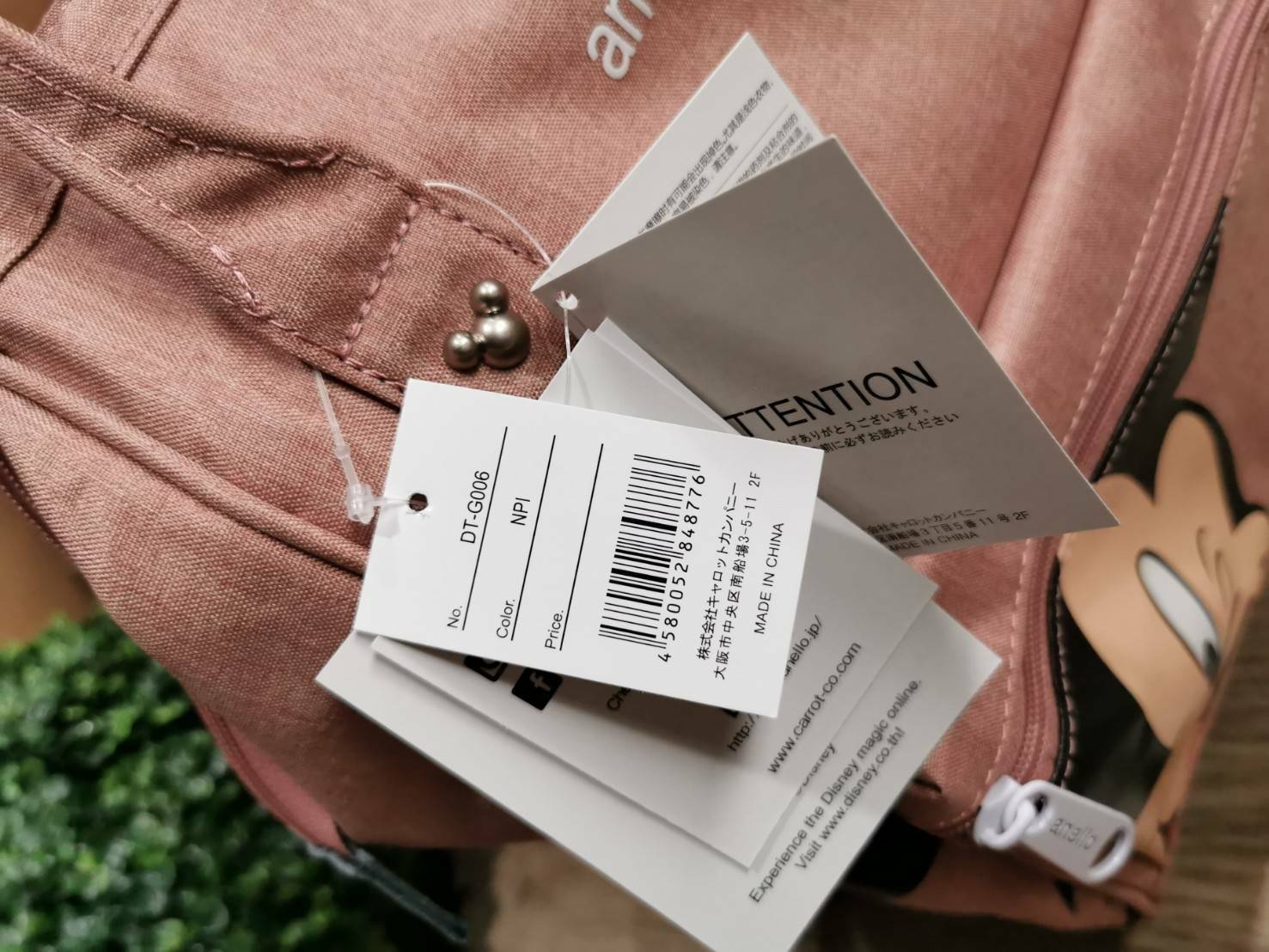 ส่งความน่ารัก! ANELLO x Disney Collection MINI DT-G006 กระเป๋าสะพายเป้ Limited คอลเลคชั่นดิสนีย์ขนาดมินิกำลังดี วัสดุ Polyester100% ด้านหน้ามีโลโก้และช่องซิป ด้านหน้าและด้านข้างพิมพ์ลายมิกกี้โดดเด่น มี Pocket ใส่ขวดน้ำซ้ายขวา ด้านหลังมีช่องซิปสะดวกใช้ภายใ