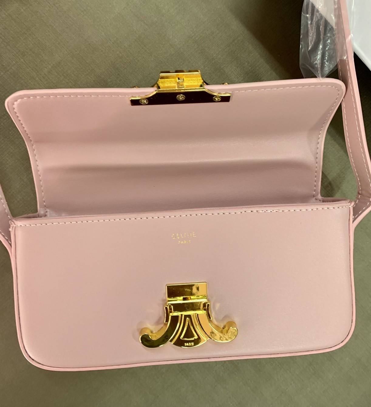 CELINE TRIOMPHE SHOULDER BAG VIP GIFT WITH PURCHASE-GWP พรีเมี่ยมกิ๊ฟ Limited Edition จาก CELINE PERFUME DUTY FREE COUNTER วัสดุหนังแกะสังเคราะห์เรียบ ดีไซน์ยอดนิยมสไตล์สาว LISA ทรงเหลี่ยมสวยหรูอยู่ทรง