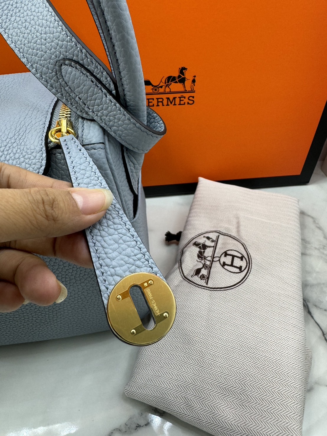 พร้อมส่ง 15 สี HERMES Lindy 26 bag กระเป๋าทรงโท้ทหนังสวยอย่างดี เอกลักษณ์ของความเรียบหรูไฮคลาสอย่างสมบูรณ์แบบ เกรดออริ สลับแท้ งานสวยตามรูป ใช้งานต่างประเทศได้