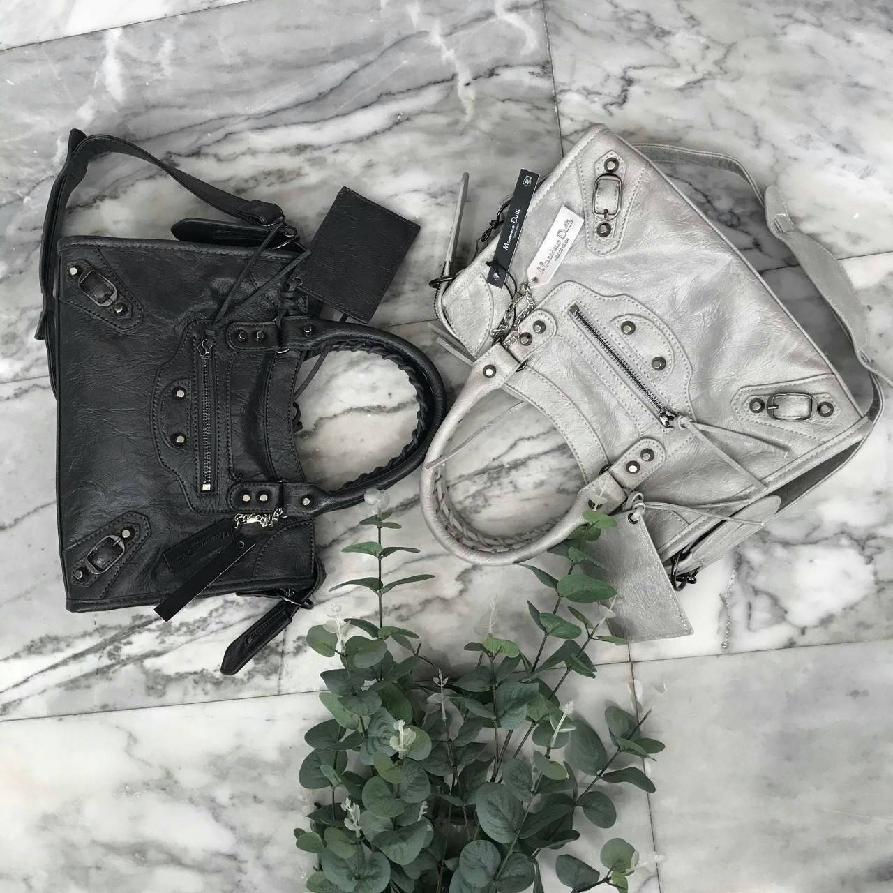 Massimo Dutti Classy Crossbody Bag กระเป๋าทรงสุด ฮิตจาก Massimo Dutti ขนาด mini จะถือ, สะพายสะพายไหล่ หรือสะพาย crossbody ได้หมดค่ะ หนังเงาสวยนิ่มมือรับประกันเลย ภายในแบ่งช่องเป็นสัดส่วน น้ำหนักเบา จุของได้คุ้ม มาพร้อมกับสายยาวให้ ใบนี้ใช้ได้ ทุกโอกาสจริง