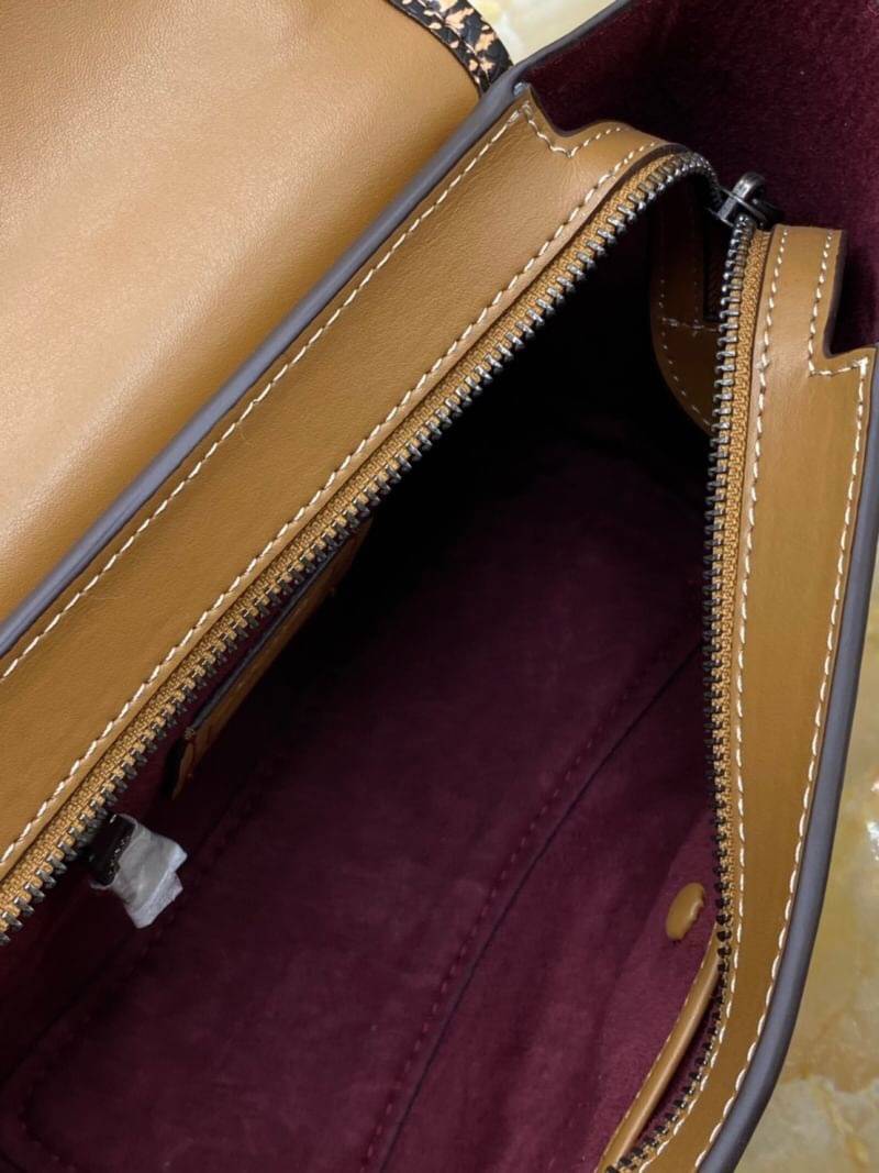 COACH COURIER CARRYALL 23 IN COLORBLOCK SIGNATURE CANVAS WITH SNAKESKIN DETAIL ((3791)) ห้ามพลาดทีเดียว สวยงามมากๆค่ะ!! กระเป๋าถือ//สะพายครอสบอดี้ร์ได้ วัสดุหนังแท้น้ำหนักเบาค่ะ รุ่นนี้โดดเด่นตรงลายของหนังผสมกันได้ลงตัวหรูมากๆ เปิดปิดกระเป๋าแบบกดล็อค ปากก