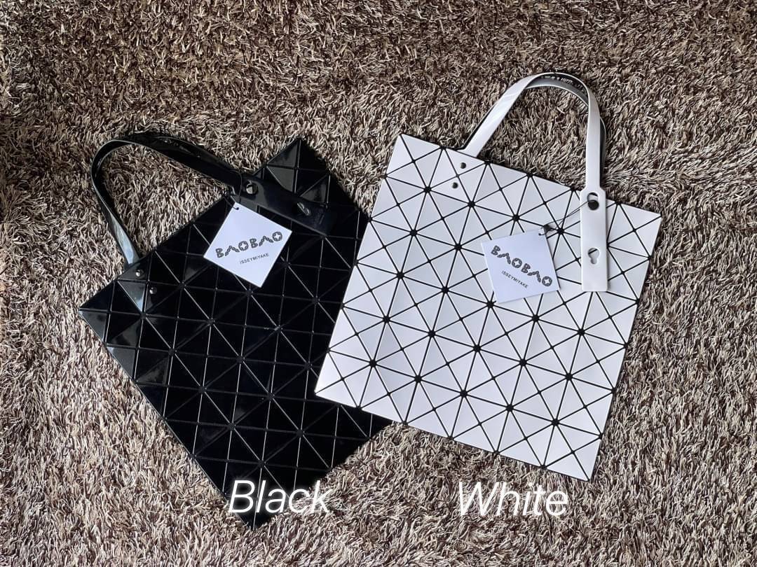 Baobao Issey Miyake 6x6 กระเป๋า Tote รุ่นนี้ถือว่าเป็นกระเป๋า Tote ไซส์กลางที่เหมาะกับการพกพาสิ่งของที่จำเป็นในทุก ๆ วัน มาพร้อมสายที่สามารถปรับได้ทั้งสองสาย และมีช่องใส่ของช่องเล็กด้านใน 1 ช่อง จุของได้เยอะแถมยังทนทาน ใช้เป็น Everyday Bag ได้เลยคะ พกพาสะ