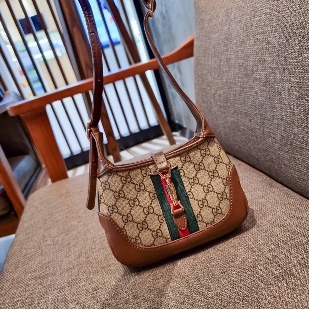 GUCCI Jackie 1961 Mini Hobo Bag GC MULTI BAG น้องคนสวย ใบเล็กแต่สุดว้าว กระเป๋าถือ/สะพายข้างวีไอพี พรีเมี้ยมกิ๊ฟที่จะทำให้หลงรักกันไปแบบสุดๆ น้องน่ารักมีดีเทลแฝงความหรูในตัว วัสดุหนังแคนวาสทนทาน อยู่ทรง ปากกระเป๋ามีตัวล็อค ภายในเป็นช่องโล่ง มีช่องใส่บัตรภ