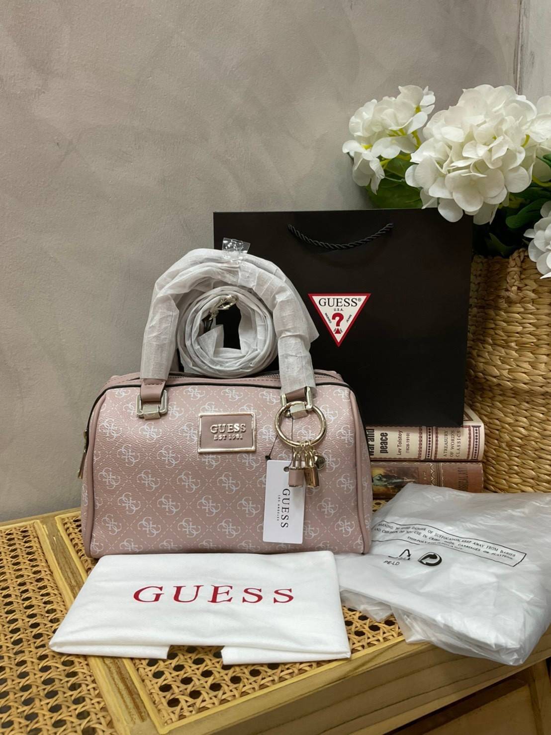 Guess Handbag with Small Shoulder Strap Tyren SG796605 New collection!! Guess ทรงหมอน ขนาดเล็ก ลายซิกเนเจอร์แบรนด์ ทรงหมอนยอดฮิต มีให้เลือก 5 สี สีสวยคลาสสิก เข้ากับง่ายกับทุกชุด ปิด/เปิด ด้วยซิป ภายในโล่งกว้าง แยกเป็นสัดส่วนใช้งาน ซับในตราแบรนด์ ใส่กระเป