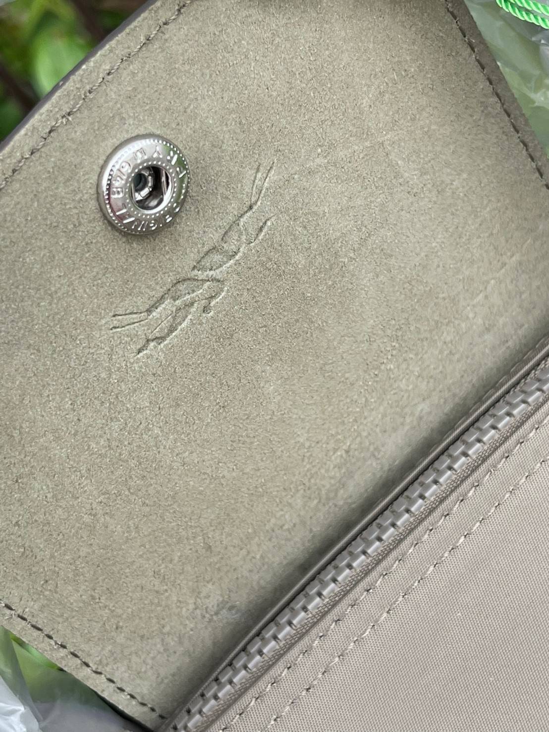 Longchamp LE PLIAGE NÉO TOP HANDLE BAG อีกหนึ่งรุ่นยอดนิยม ที่สาวๆ ต้องมีไว้เก็บไว้สักใบ กระเป๋าโท้ทใบนี้ มาพร้อมกับสีที่มีสไตล์เรียบง่าย มีสายสะพายยาวปรับสั้นยาวได้ช่วยให้คุณสามารถสะพายไหล่ได้อย่างสบาย ในตัวสายปักโลโก้อันเป็นสัญลักษณ์ ในขณะที่ที่ปิดแบบซิ