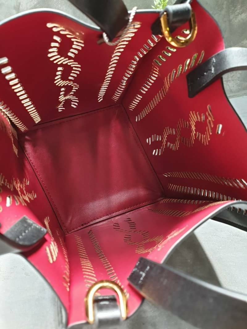 charleskeith Laser cut bucket bag กระเป๋าทรงเก๋ วัสดุหนังนิ่ม มาพร้อมกระเป๋าด้านใน มาพร้อมสายสะพายยาวปรับระดับได้ รุ่นนี้น่ารักมากค่ะ ห้ามพลาดเลยนะยูว์....