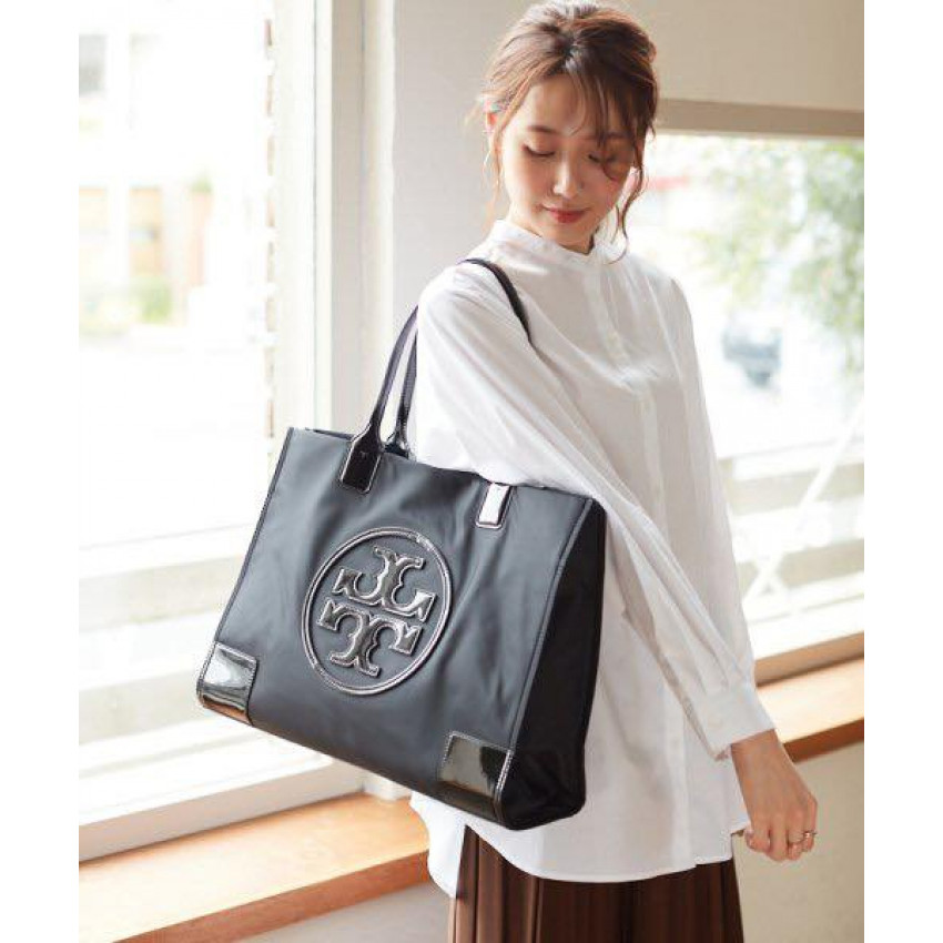 กระเป๋าทรงโท้ทใบใหญ่ TORY BURCH ELLA TOTE BAG วัสดุ NYLON ทั้งใบตัดด้วยหนังสีดำ แต่งโลโก้แบรนด์ด้านหน้า ด้านข้างมีกระดุม สามารถขยายทรงได้ ด้านในเปิดปิดด้วยกระดุมแม่เหล็กฝัง ช่องกว้างหลักหนึ่งช่องและช่องซิปอีกช่อง สามารถใส่แล็ปท็อปได้สบาย ใบใหญ่เว่อวัง ไอเ