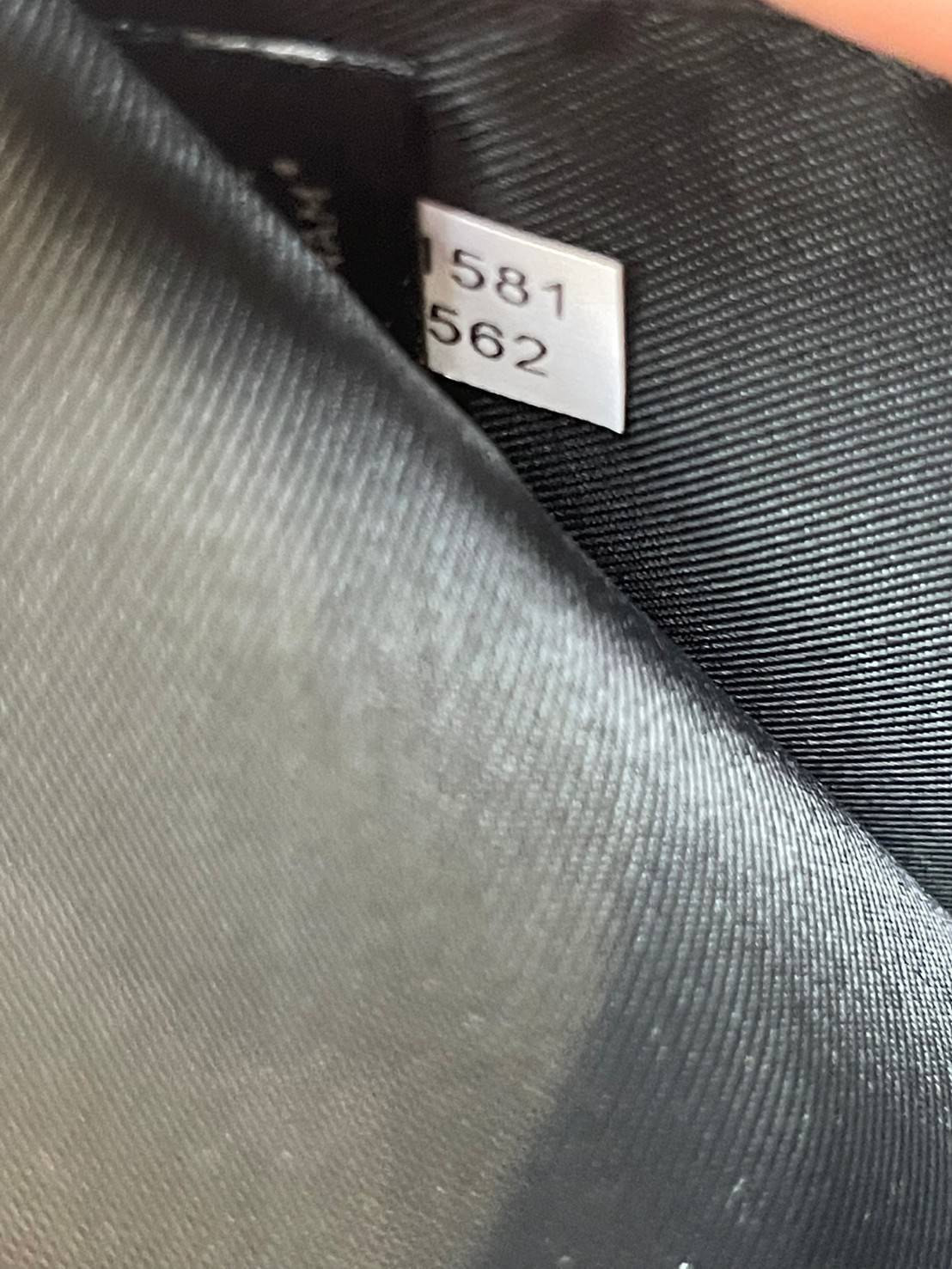 COACH MEDIUM CORNER ZIP WALLET กระเป๋าสตางค์ขนาดกลางที่ถือว่าเป็นไอเทม Must Have ของทุกเพศทุกวัยที่ต้องพกติดตัวไว้ตลอดเวลา เพราะนอกจากจะช่วยจัดเก็บเงิน บัตรประชาชน บัตรเครดิตและต่าง ๆ ให้เป็นระเบียบเรียบร้อยยังต้องคำนึงถึงประโยชน์ใช้สอยร่วมด้วย กระเป๋าสตา