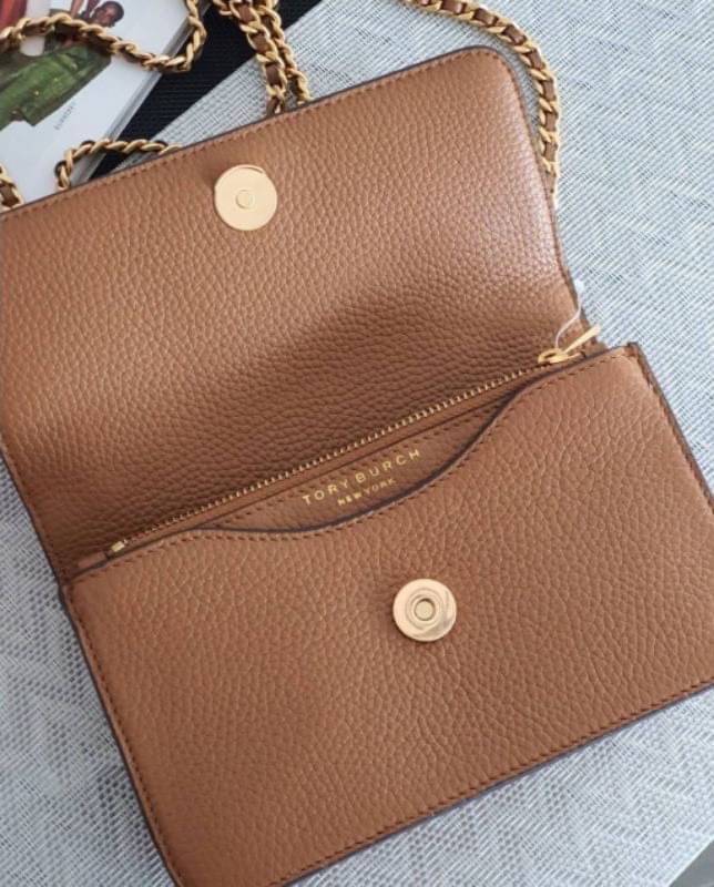 TORY BURCH BRITTEN MINI TOP HANDLE BAG พร้อมส่งที่ไทย กระเป๋าสะพาย Crossbody วัสดุหนังวัวแท้ การออกแบบเรียบง่าย ยังคงความหรูหราเอาไว้ มาพร้อมสายยาวโซ่อะไหล่ทองสลับหนัง ถอดออกได้ ตอบสนองการใช้งานได้ดี มีหูหิ้วด้านบนสามารถใช้งานได้ในหลายโอกาสค่ะ