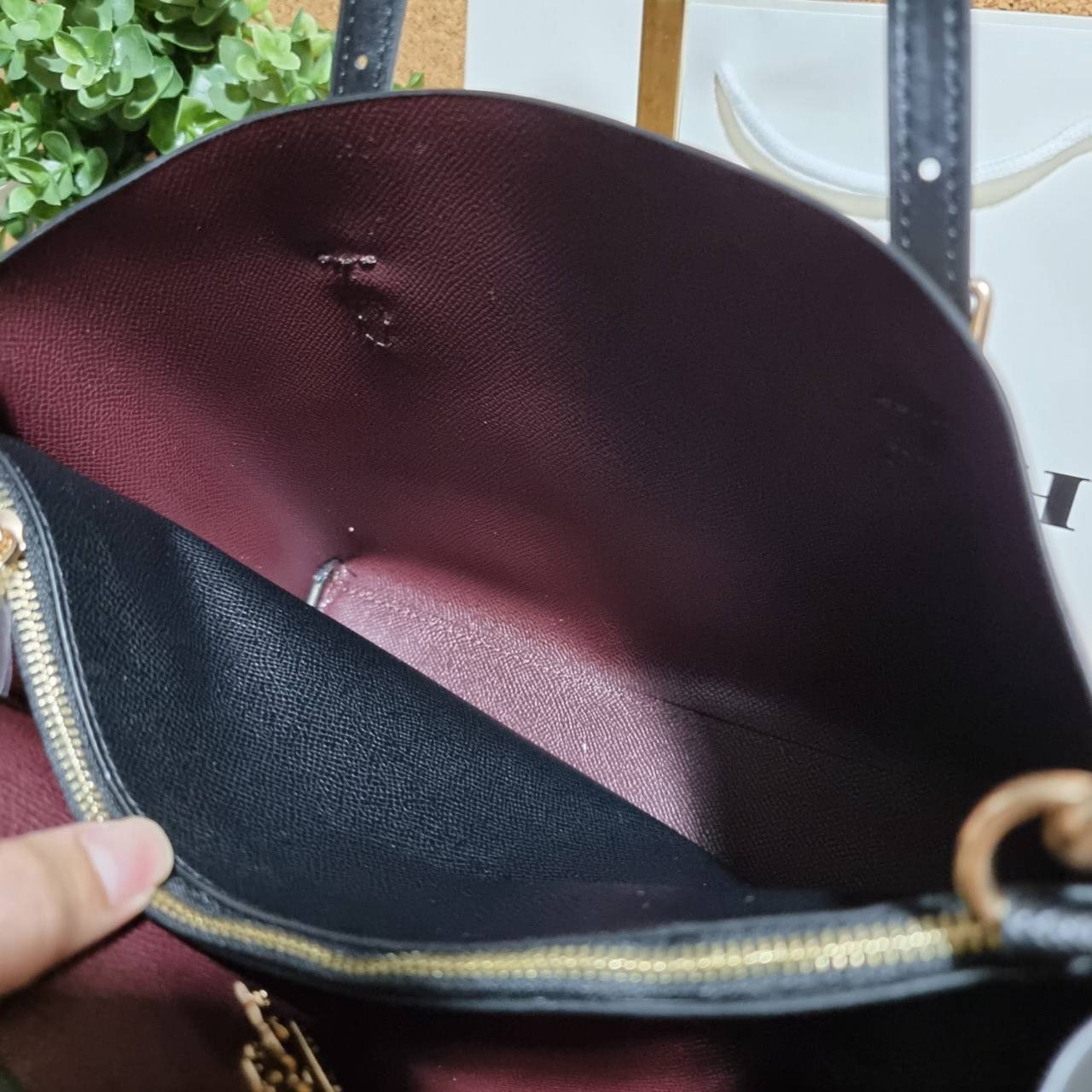 COACH C4250 MOLLIE TOTE 25 IN SIGNATURE CANVAS น้องมาแล้วจ้าาา ใหม่ล่าสุด กระเป๋าโท้ทไซส์เล็กที่สาวๆตามหา ดีไซน์คลาสสิคเหมือนเดิม เพิ่มเติมคือสะดวกขึ้นเยอะ!! ย่อส่วนมาจากใบใหญ่เป๊ะๆ น่ารักน่าใช้มากๆ วัสดุหนังแคนวาสเคลือบลาย ภายในโล่งกว้าง มีช่องซิปกลางใส่