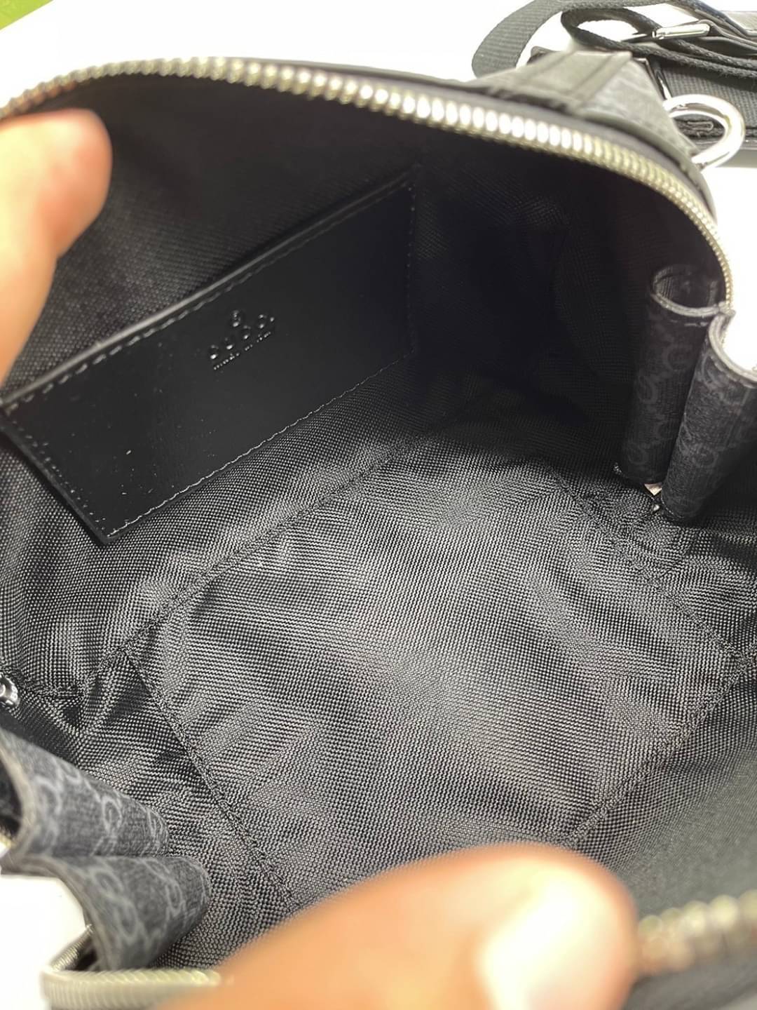 GUCCI Small duffle bag with Interlocking G เกรดออริจินอล กระเป๋าสะพาย กระเป๋าถือทรงหมอนสวยสีดำคลาสสิค วัสดุหนังแคนวาสอย่างดี ใบจริงสวยมาก! เปิด-ปิดกระเป๋าด้วยซิป หัวซิปตัว G อะไหล่สีทอง เลิศ!! ภายในโล่งกว้าง มาพร้อมสายสะพาย ปรับได้ ถอดออกได้ จะถือหรือสะพา