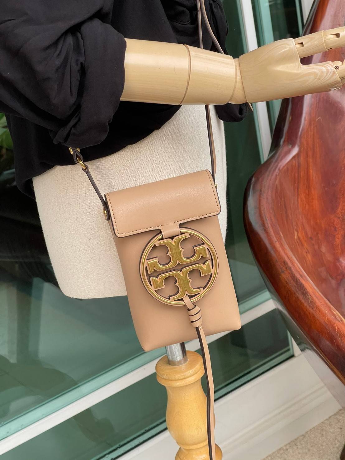ของแท้ 💯% TORY BURCH MILLER METAL PHONE CROSSBODY อีกหนึ่งกระเป๋าใส่มือถือรุ่นฮิตที่เชื่อว่าหลาย ๆ คนต้องเคยเห็นผ่าน ๆ ตามาอย่างแน่นอน