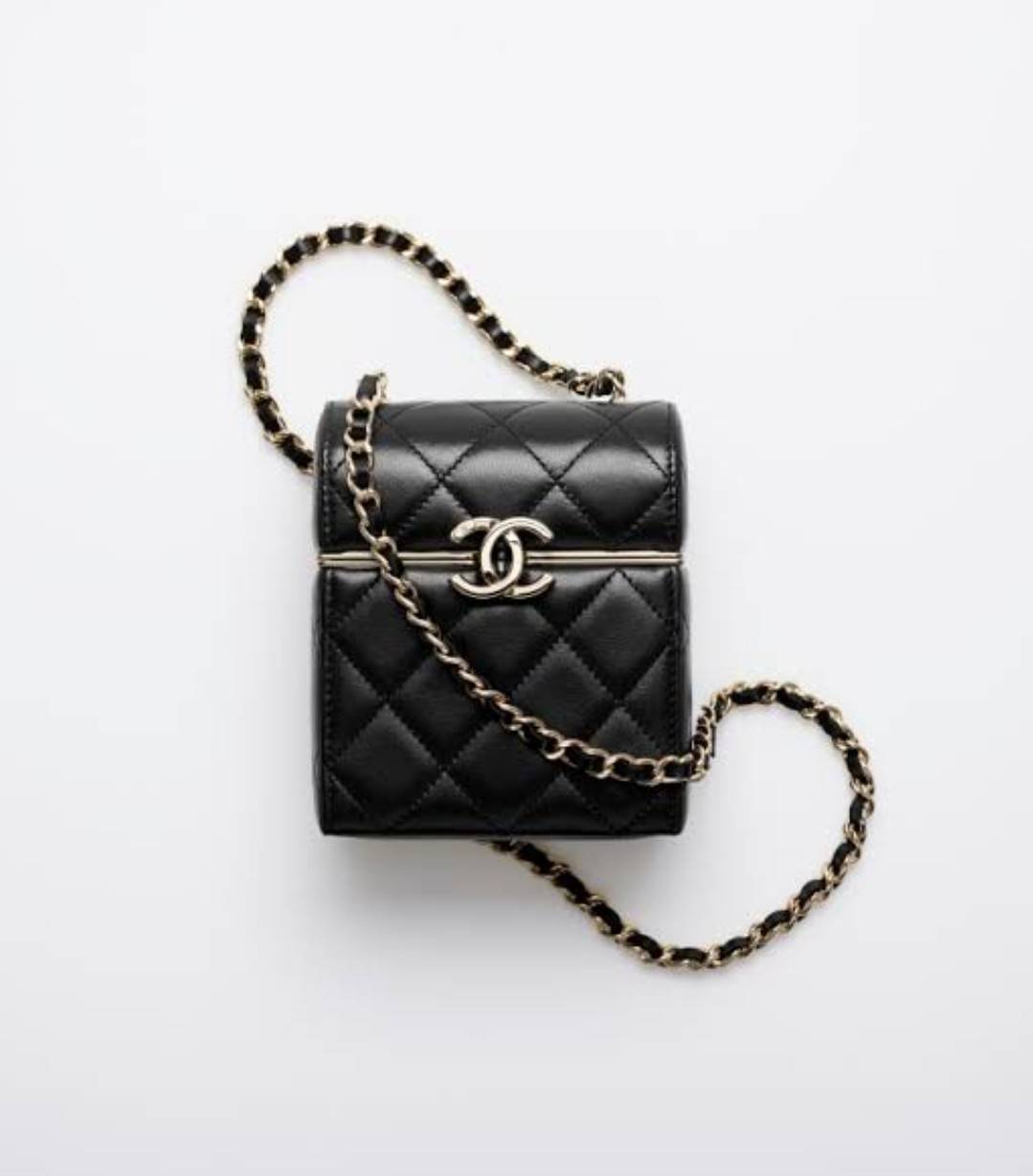 VIP 🥂 Chanel Clutch with Chain / Chanel small box with chain กระเป๋าสะพายเอนกประสงค์ รูปทรงกล่อง ไซส์มินิน่ารัก ใบจริงเห็นแล้วใจบาง หลงรักที่สุด วัสดุหนังสังเคราะห์เดินลายเส้นสวยคม อะไหล่โลโก้สีทองโดดเด่น มาพร้อมสายสะพายในตัว เปิด-ปิดด้วยการกดที่โ