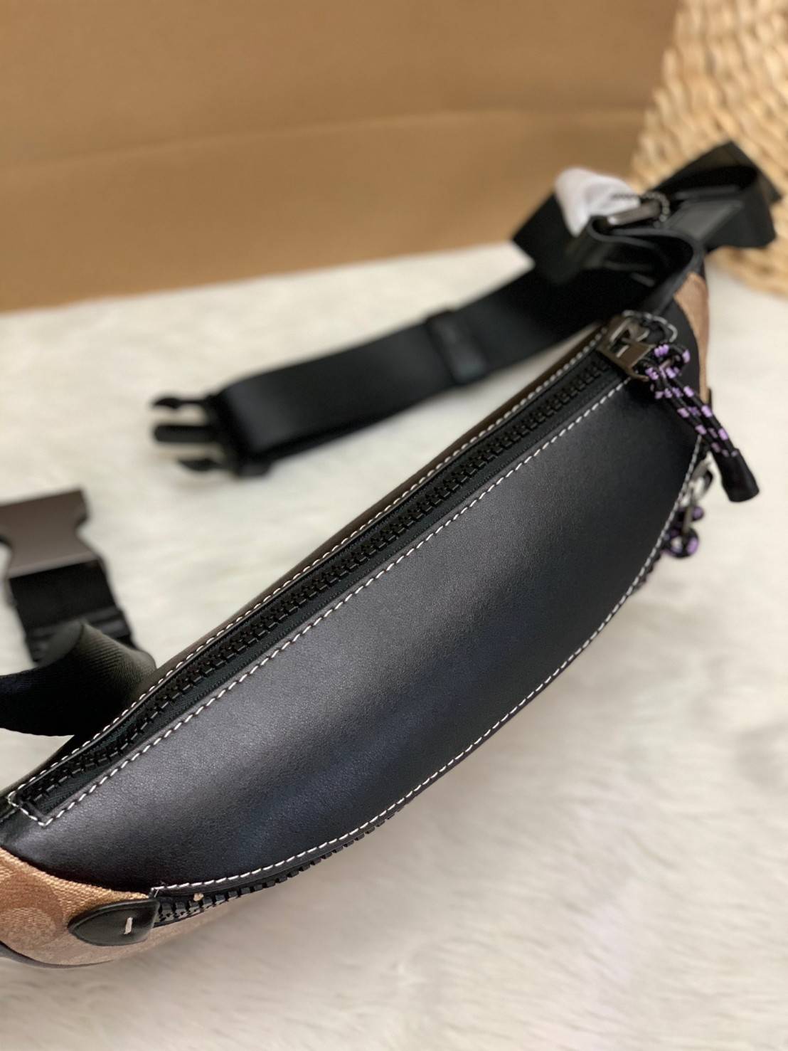 OUTTLET 】COACH Rivington Belt Bag In Signature Canvas With Rexy By Guang Yu (75761) กระเป๋าคาดอก หนังแท้เรียบ นิ่มสวย ด้านหน้าเด่นด้วยลายปริ้นท์เก๋เท่ มากๆค่ะ มีช่องซิปหลักให้2ช่องใส่ของได้จุเลยนะคะ สายคาดเลื่อนปรับแบบฟรีไซด์ค่ะ 📌ใบจริงสวย สะพายวั