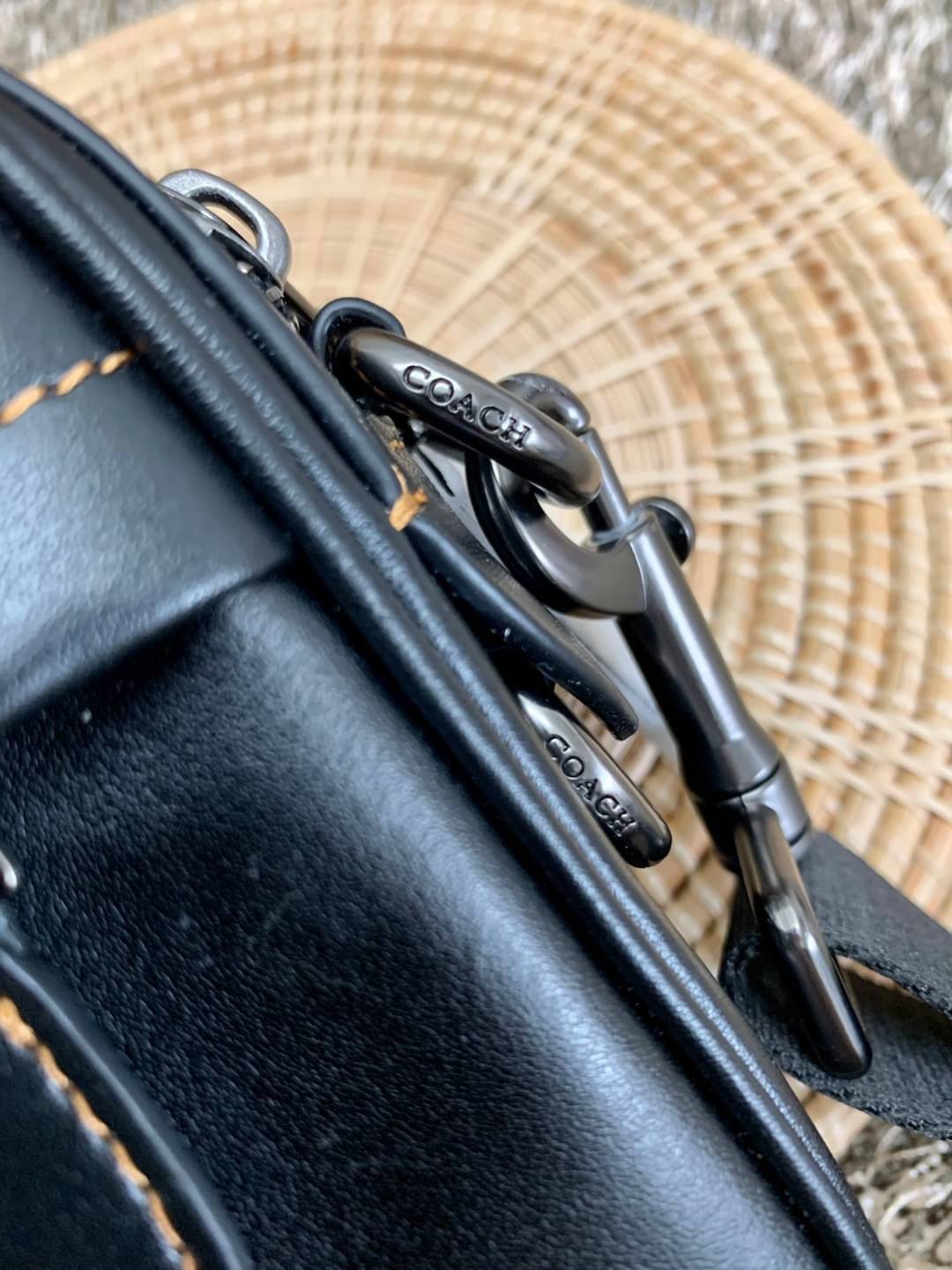 3สีเข้าใหม่งานคุณภาพอีกแล้วคับท่านน ทั้งสี ทั้งหนังสวยมากๆค่าา!! COACH GRAHAM CROSSBODY BAG ((39946)) พร้อมส่ง! กระเป๋าสะพายแบบครอสบอดี้ร์ ใช้ได้ทั้งชาย//หญิง หนังแท้อย่างดี เรียบหรูค่ะ ด้านหน้ามีช่องซิปซ่อนให้หนึ่งช่อง ช่องซิปหลักกว้าง ใส่ของจำเป็นได้ครบ