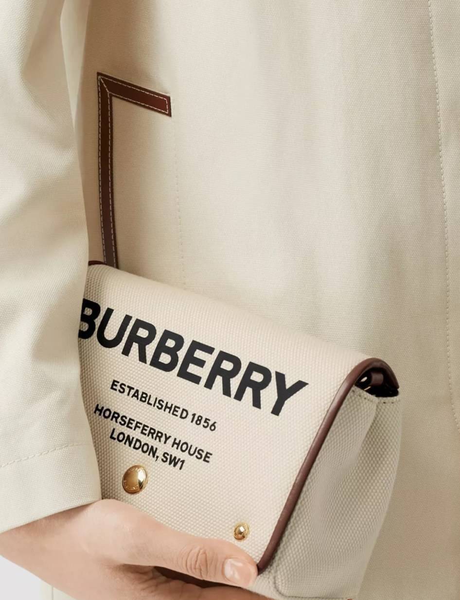 Burberry Small Horseferry Print Cotton Canvas Crossbody Bag เป็นกระเป๋าสะพายที่ดูทันสมัย สายหนังสปอร์ต ในส่วนของโลโก้มาในรูปแบบของการพิมพ์ลายไปบนกระเป๋า ทำให้ดูโมเดิร์นยิ่งขึ้น วัสดุหลักที่ใช้ในการผลิตกระเป๋ารุ่นนี้คือ ผ้าแคนวาสและหนัง โดยผ้าแคนวาสดูเหมือ