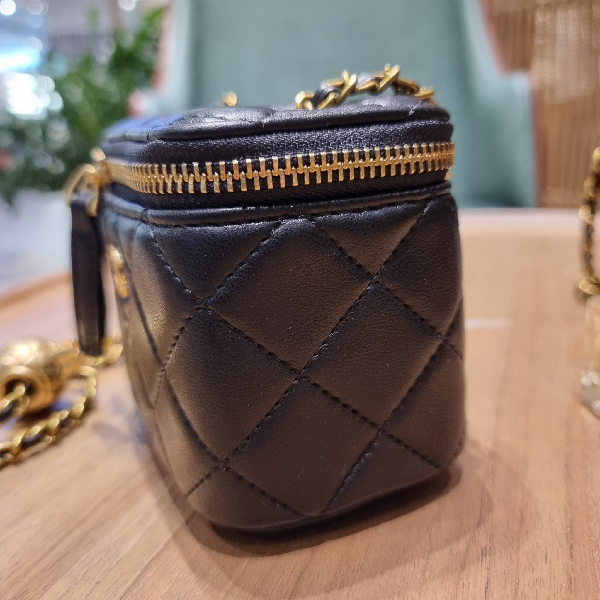 VIP 🥂 เซ็ทคือที่สุดของความคุ้ม CHANEL GIFT BOX SET สุดหรูชวนให้สะสม สุดยอดไอเท็มหายากพร้อมเสิร์ฟครบชุด สุดคุ้ม มาพร้อมกระเป๋าสะพายถึง 2 ใบ สุดหรูลิมิเต็ด จับคู่รุ่นยอดฮิต และที่พิเศษยังมีน้ำหอมตัวท็อปมาให้อีก chanel no.5 ที่แสนจะเย้ายวน ในขนาด 7.5