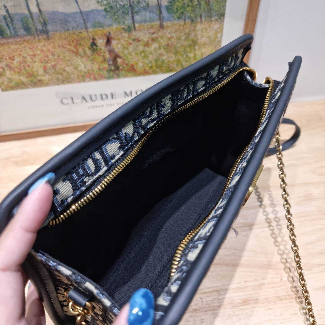 CD 30 MONTAIGNE DEA POUCH Dior Oblique กระเป๋าทรงพอชสุดชิค ที่มีทั้งความหรูหราและสปอร์ตในตัว พกพาง่าย ใช้งานสะดวก