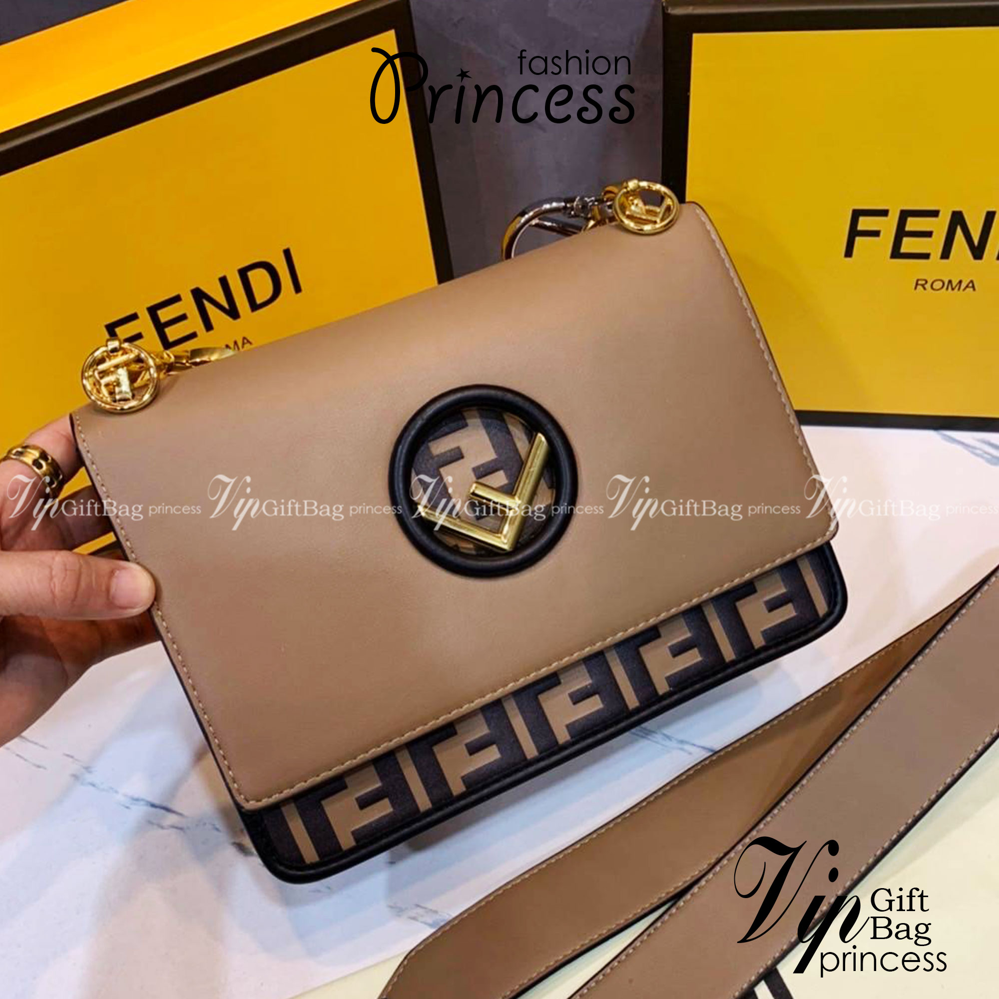 FENDI KAN leather bag เกรดออริจินอล ด้วยสีและลวดลายคลาสสิกตามแบบแบรนด์ เข้าได้กับสาวๆ ทุกสไตล์ บ่งบอกความเป็น FF ได้อย่างสมบูรณ์แบบ โทนสีแมตช์กับเสื้อผ้าได้ง่าย เสริมลุคสาวมั่นก็ลงตัว หรือเปลี่ยนมาติดสายสะพายยาวเพื่อสะพายคาดลำตัวก็ได้ความชิลและคล่องตัวไปอ