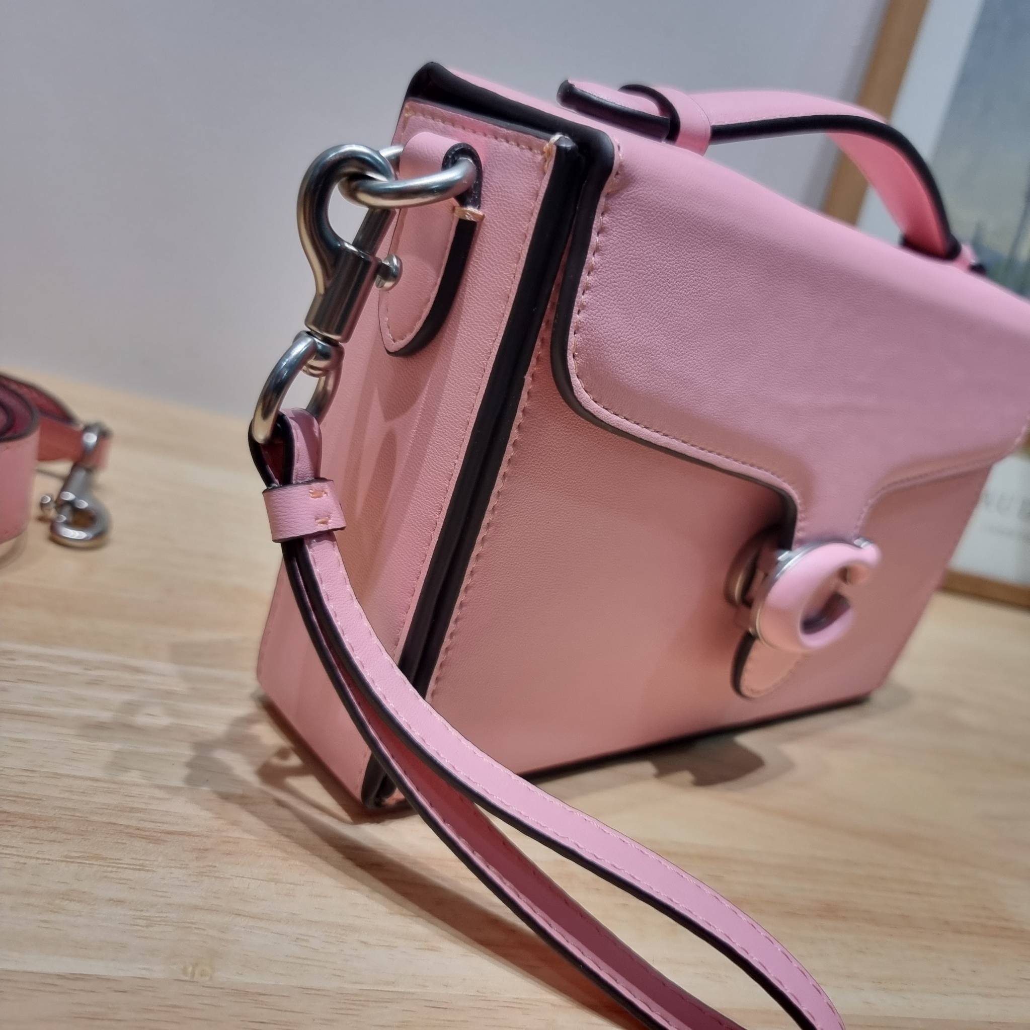 COACH CH798 TABBY BOX BAG IN SIGNATURE CANVAS ดีไซน์ใหม่ปี 2023 กับกระเป๋าสะพายมัลติฟังก์ชั่น ครบครัน ใช้งานได้หลากหลาย สวยคมชัด คลาสสิคใช้ได้ทุกลุค