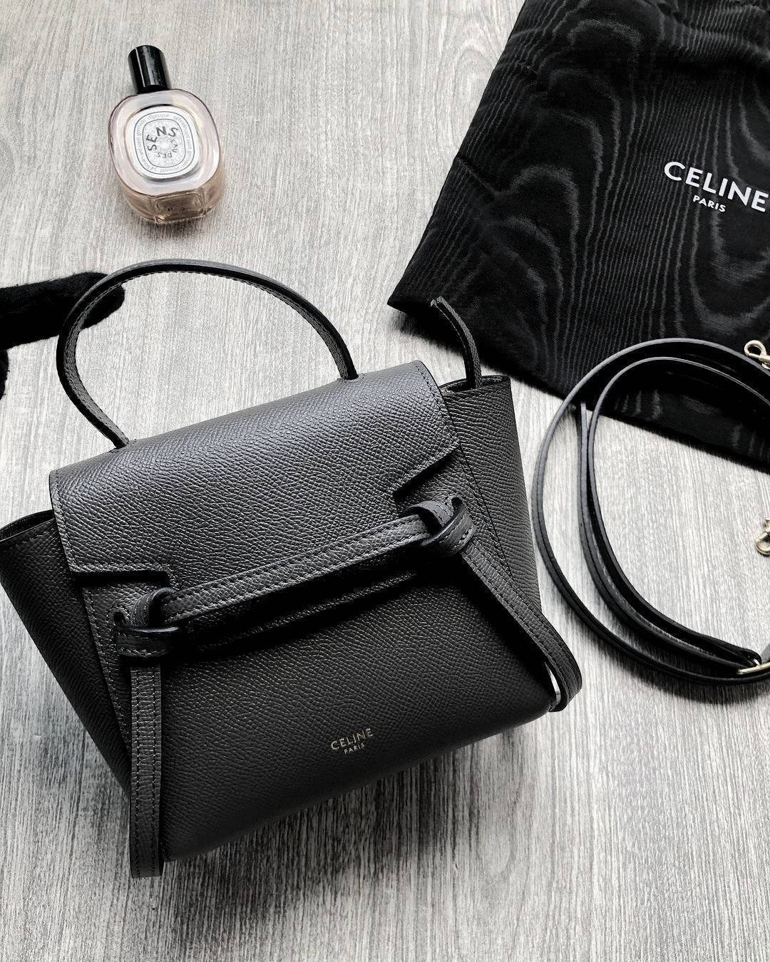 CELINE HANDLE AND CROSSBODY BAG VIP GIFT WITH PURCHASE (GWP) กระเป๋าถือและสะพายพรีเมี่ยมกิ๊ฟ Limited Edition จาก CELINE HAUTE PARFUME DUTYFREE COUNTER หนัง Saffiano ดีไซน์ยอดนิยมหนังสวยอยู่ทรงดูแลรักษาง่าย เปิดปิดด้วยฝาปิด Belt ด้านหน้ามีโลโก้แบรนด์ภายในโ