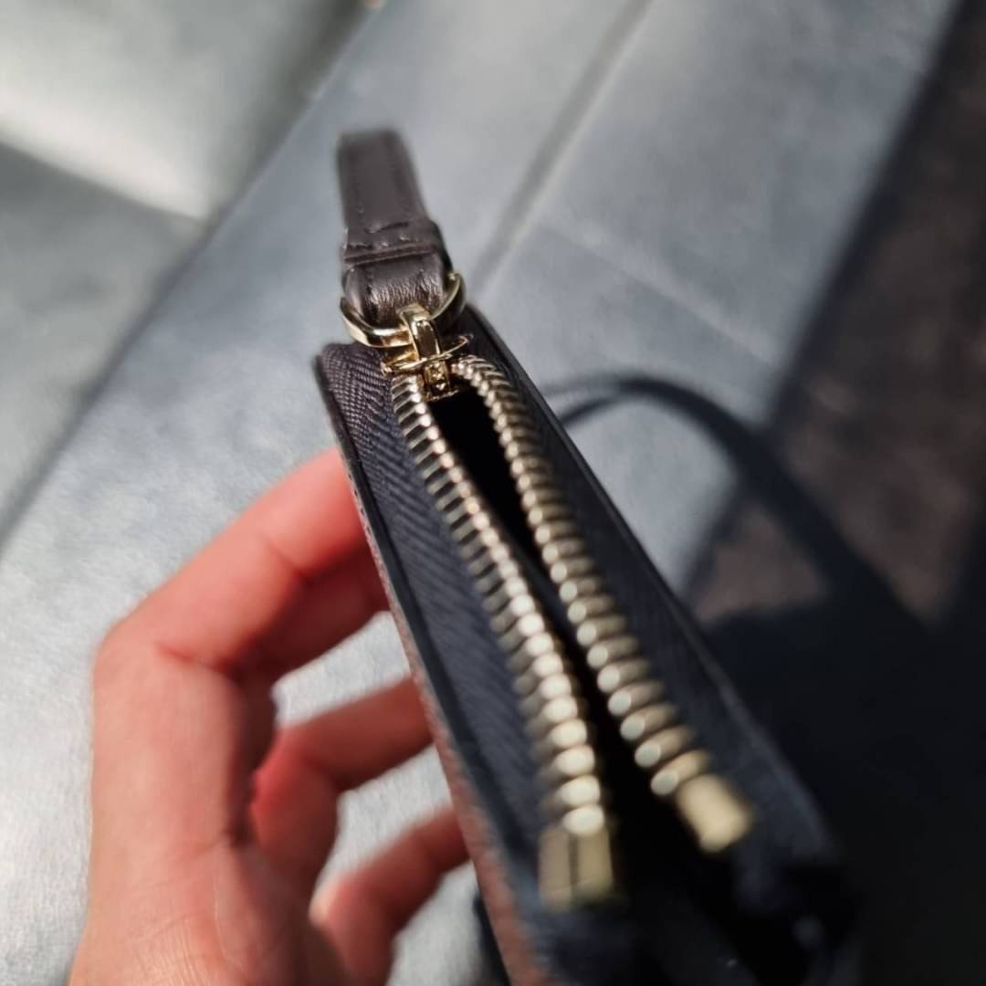 COACH F57468 PHONE WALLET IN SIGNATURE COATED CANVAS กระเป๋าสตางค์ถนอมมือถือ!! 2IN1 สุดๆ ใส่โทรศัพท์ ใส่เงิน ใส่บัตร ครบถ้วน!! จบในใบเดียวจ้า ขนาดกำลังเหมาะมือ วัสดุหนังแคนวาสเคลือบลาย คุณภาพดี สาวๆมีไว้ติดตัวสักใบ ไม่ผิดหวังจ้า