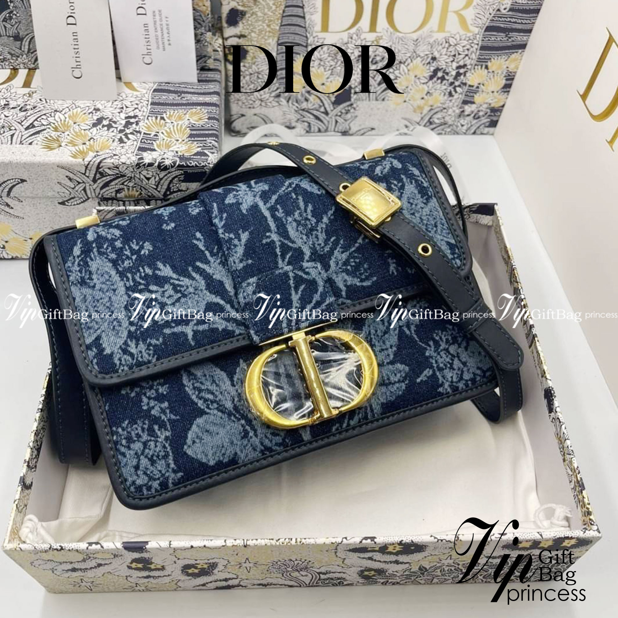 หนังแท้ DIOR Montaigne Denim Bag Blue Dior Jacquard กระเป๋าสะพายทรงกล่องเปิดหน้า งานหนังแท้และเดนิมแจ็กการ์ดอย่างดี แต่งอะไหล่CD ด้านหน้า มาพร้อมสายสะพายสามารถปรับระดับได้ ทรงสี่เหลี่ยมหนังเรียบสวยหรูอยู่ทรง ภายในโล่งมีโลโก้สามารถใส่มือถือของใช้จุกจิกได้ 
