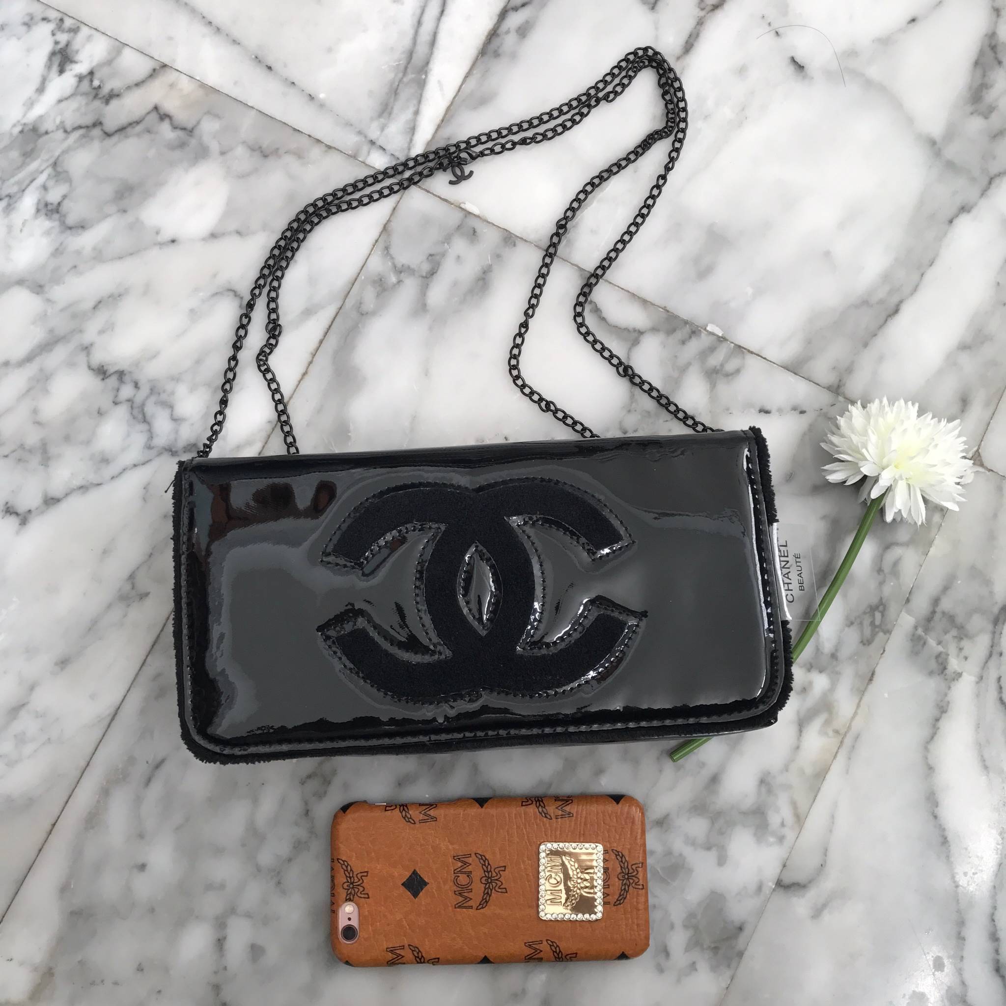 Best sellerแห่งปี! ต้องกดเลิฟให้ใบนี้เลย กระเป๋าclutch & shoulder bag งานพรีเมี่ยมกิ้ฟ จากเคาเตอร์ต่างประเทศ จากแบรนด์ Chanel เป็นกระเป๋าหนังแก้วเงา สวยหรู ตามแบบฉบับของแบรนด์เลย ตัวกระเป๋าขนาดกำลังดี ใส่มือถือได้ทุกรุ่น สามารถเก็บสายถือเป็นคลัชออกงานได้ค