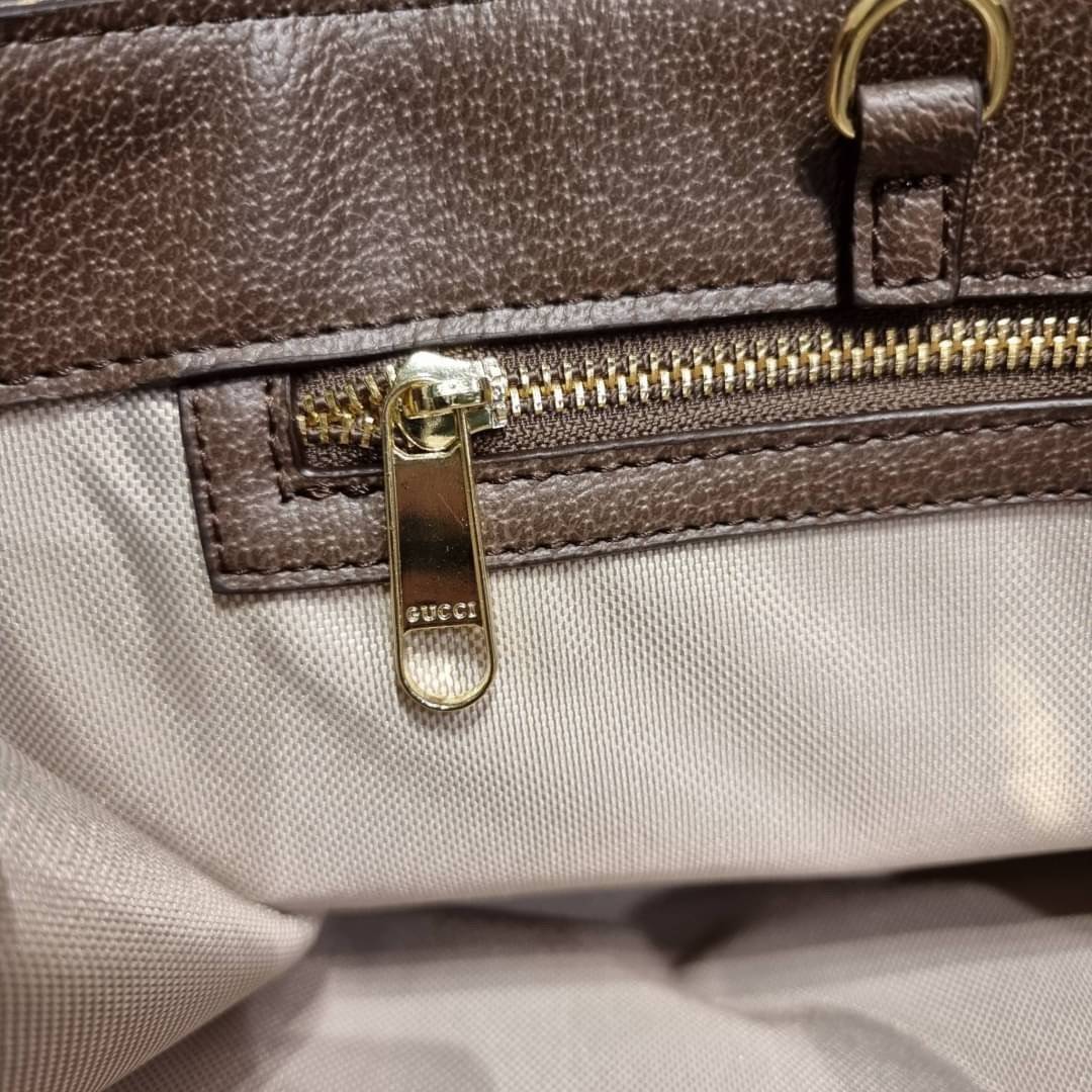 GUCCI Tiger GG small tote bag ใบใหญ่ อีกไอเท็มใหม่ ร้อนแรงไฟลุก!! ต้อนรับปีเสืออย่างเป็นทางการ จัดให้แบบเลิศๆ กับกระเป๋าทรงโท้ท วีไอพีพรีเมี่ยมกิ๊ฟ ไซส์ใหญ่ โดดเด่นด้วยลวดลายไม่ซ้ำใคร สวยเอกลักษณ์ วัสดุหนังแคนวาส ภายในโล่งกว้างมาก ใส่ของแบบแน่นๆ จุๆไปได้เ