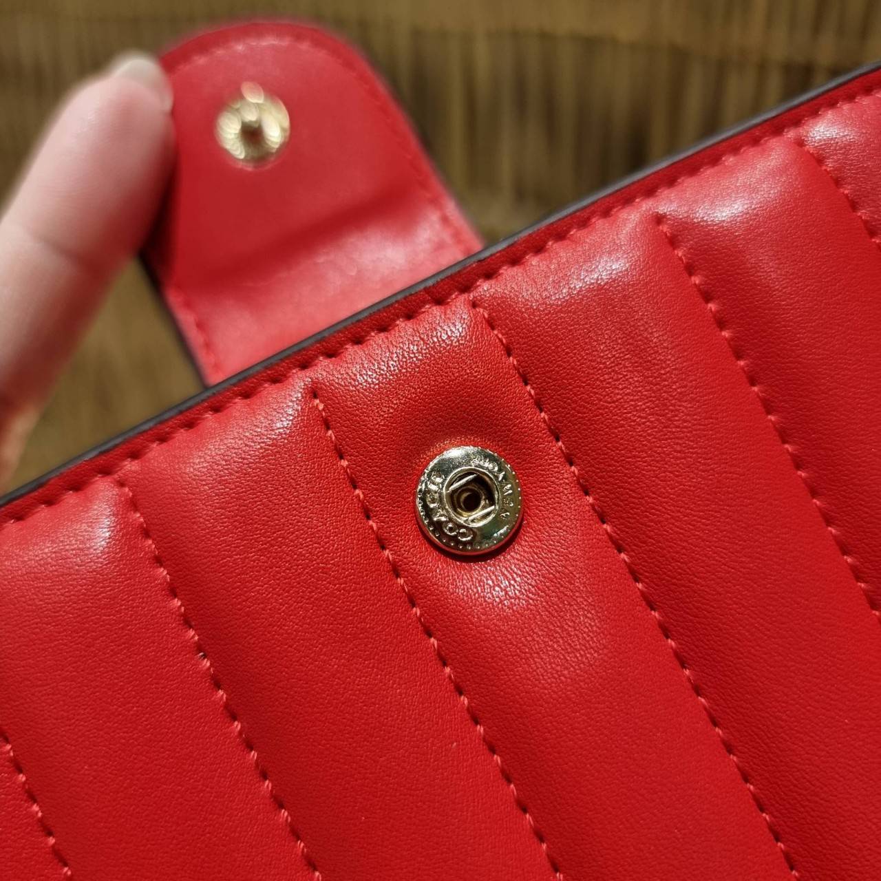 COACH C3454 MEDIUM CORNER ZIP WALLET ความหรูที่ซื้อได้!! กระเป๋าสตางค์ดีไซน์ใหม่ล่าสุด ออกแบบมาหรูดูดี ดีเทลลูกเล่นบุหนัง nappa นิ่มขึ้นเงาสวยมากๆ เปิด-ปิดใช้งานง่าย มีช่องซิปแยก มีช่องใส่บัตร ใส่ธนบัตรได้ทุกชนิด สะดวกใช้จริงๆใบนี้ สาวๆได้ไปใช้แล้วไม่อยาก